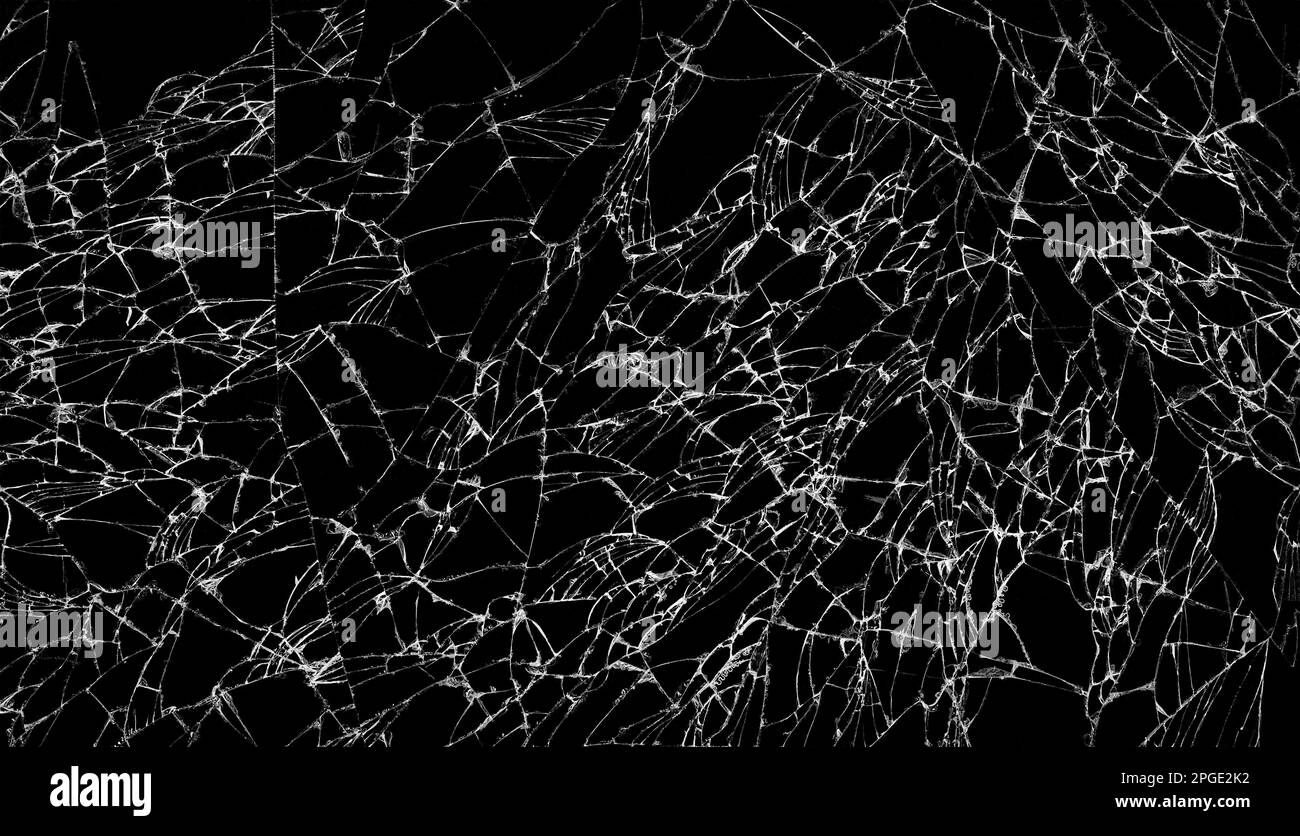 Images en noir et blanc. Verre transparent qui se fissure sur un fond noir. Banque D'Images