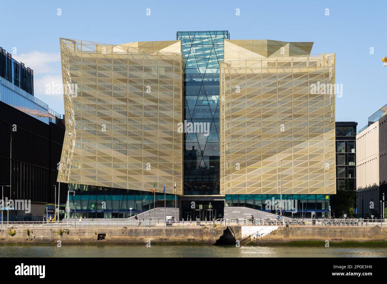 Bâtiment de la Banque centrale d'Irlande situé sur North Wall Quay, se reflétant dans la rivière Liffey Banque D'Images