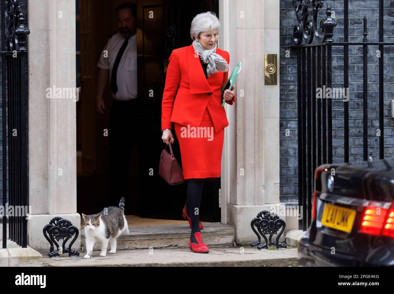 Londres, Royaume-Uni. 22nd mars 2023. L'ancienne première ministre Theresa May quitte le numéro 10 Downing Street avec Larry le chat. Crédit : Mark Thomas/Alay Live News Banque D'Images