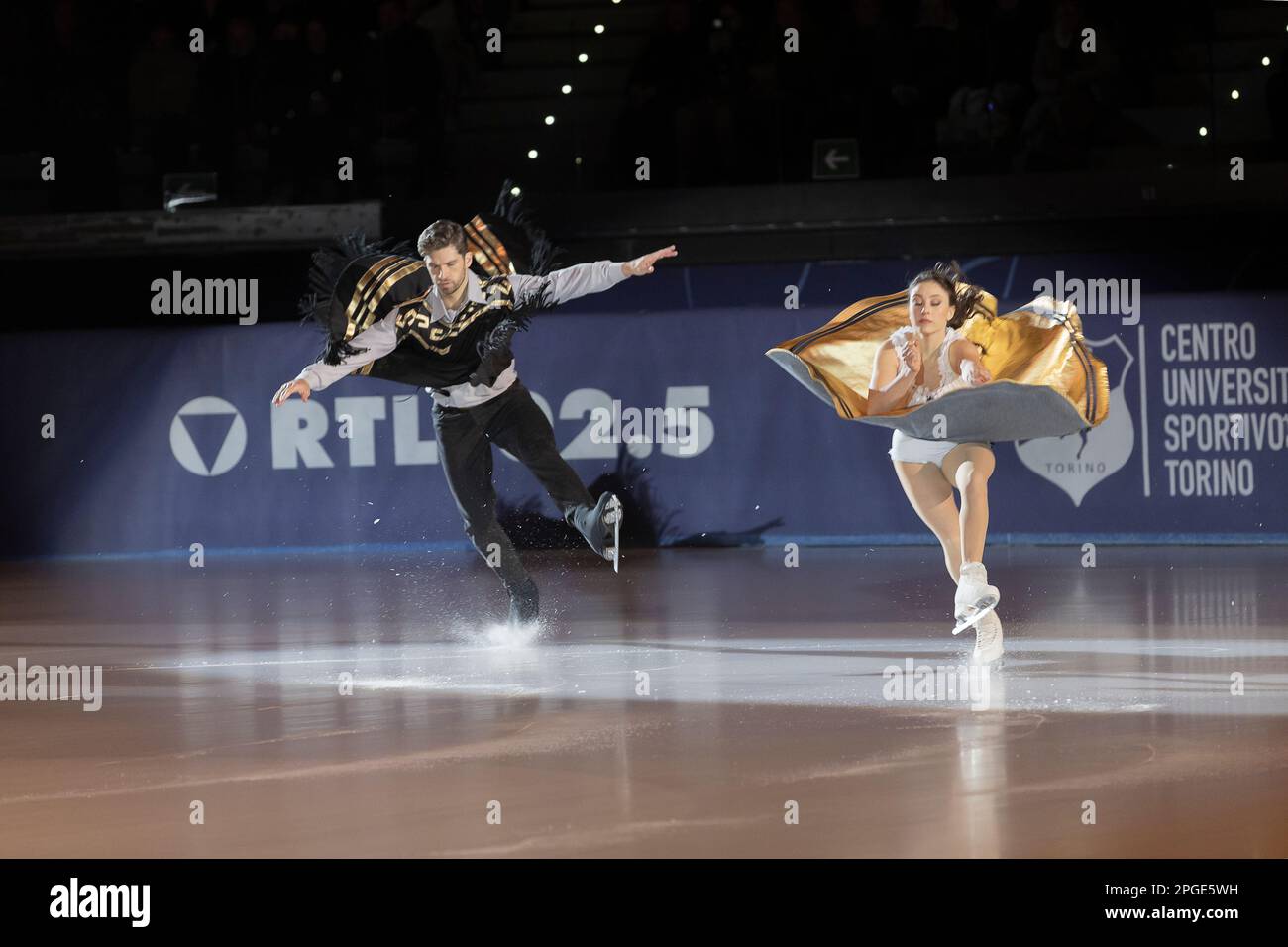 Lucrezia Beccati et Matteo Guarose patientent sur la note musicale du film per un pugno di dollari Banque D'Images