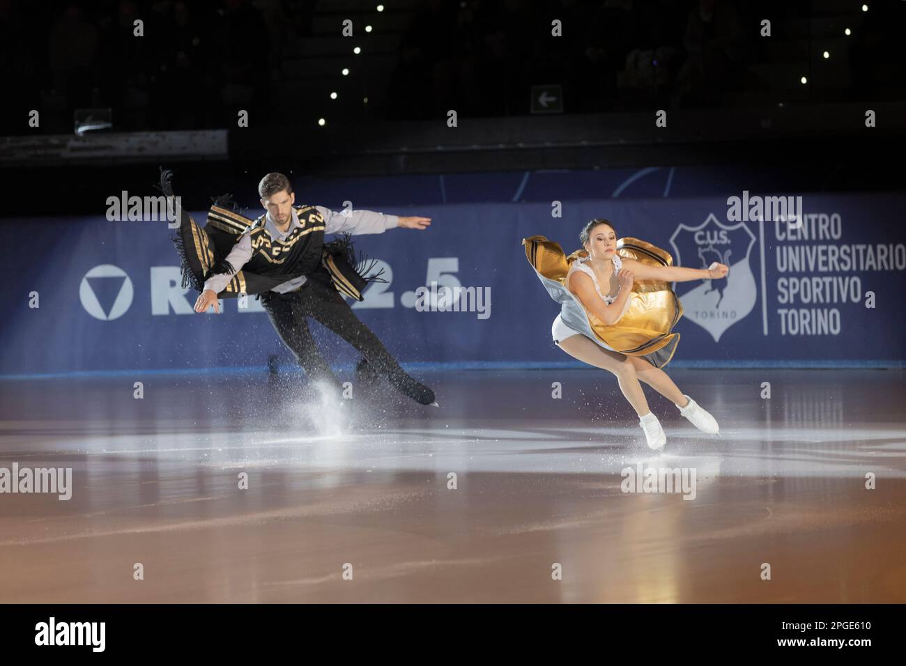 Lucrezia Beccati et Matteo Guarose patientent sur la note musicale du film per un pugno di dollari Banque D'Images