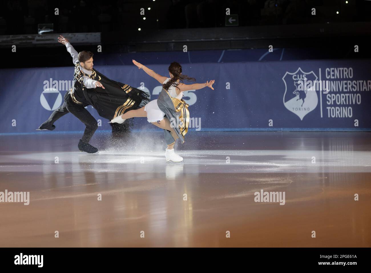 Lucrezia Beccati et Matteo Guarose patientent sur la note musicale du film per un pugno di dollari Banque D'Images