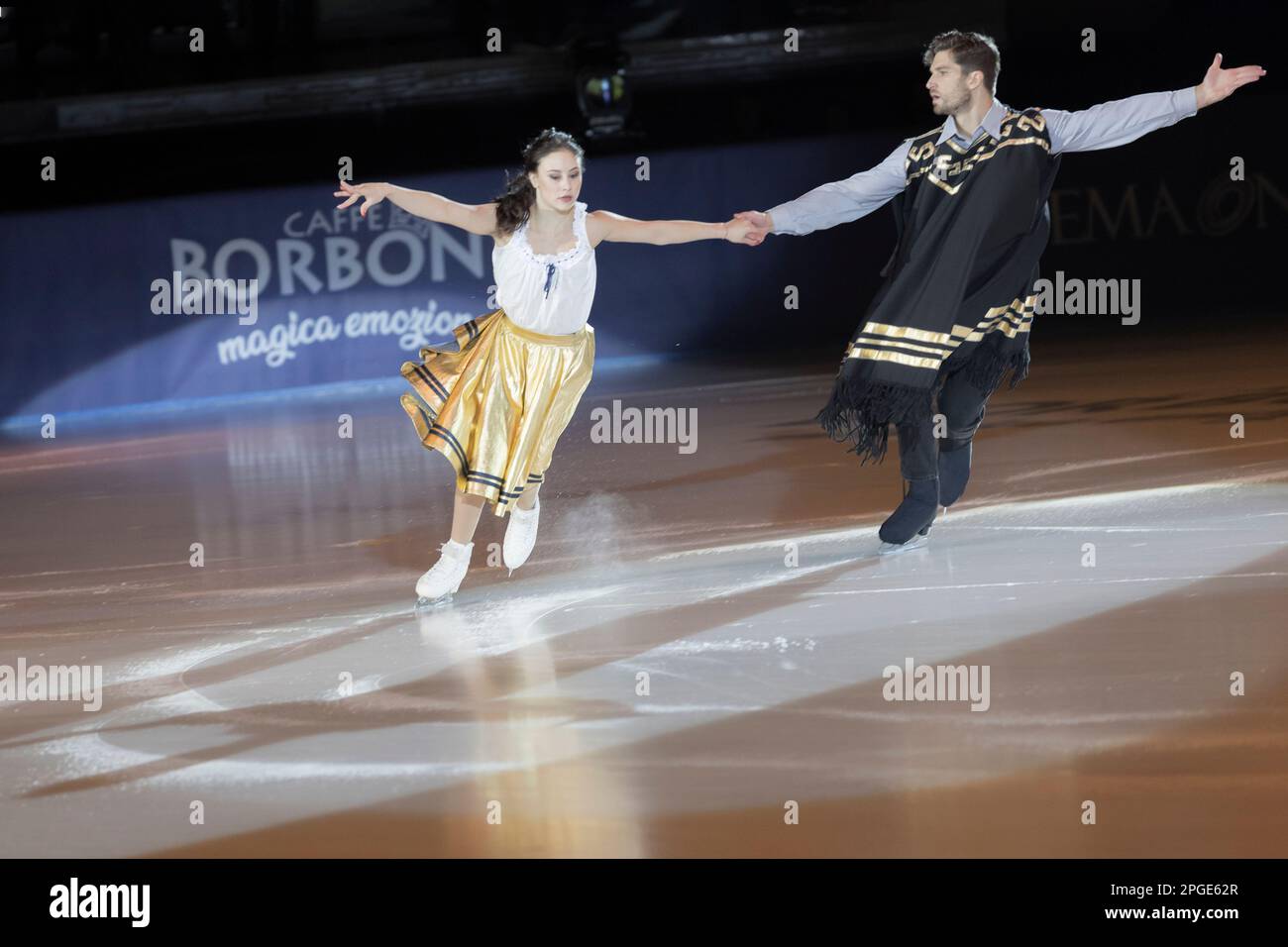 Lucrezia Beccati et Matteo Guarose patientent sur la note musicale du film per un pugno di dollari Banque D'Images
