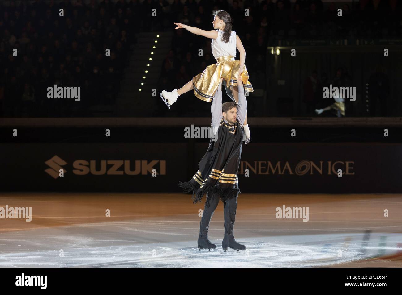 Lucrezia Beccati et Matteo Guarose patientent sur la note musicale du film per un pugno di dollari Banque D'Images
