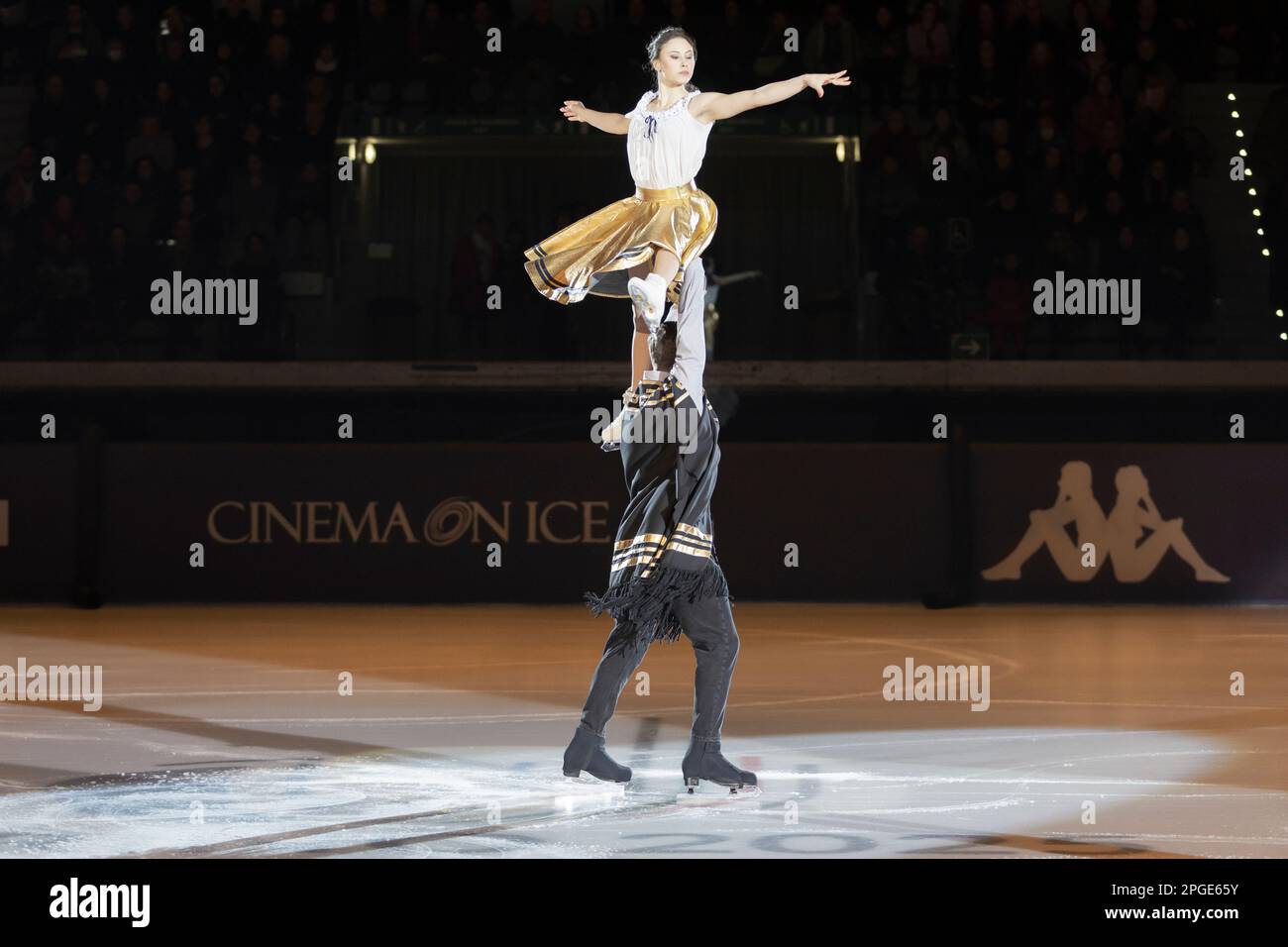 Lucrezia Beccati et Matteo Guarose patientent sur la note musicale du film per un pugno di dollari Banque D'Images