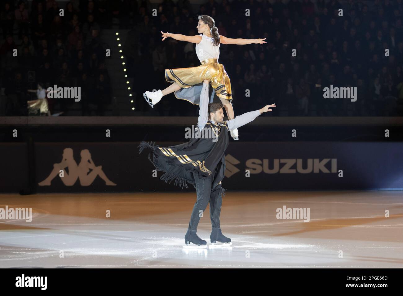 Lucrezia Beccati et Matteo Guarose patientent sur la note musicale du film per un pugno di dollari Banque D'Images