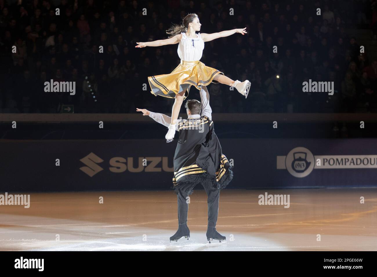 Lucrezia Beccati et Matteo Guarose patientent sur la note musicale du film per un pugno di dollari Banque D'Images