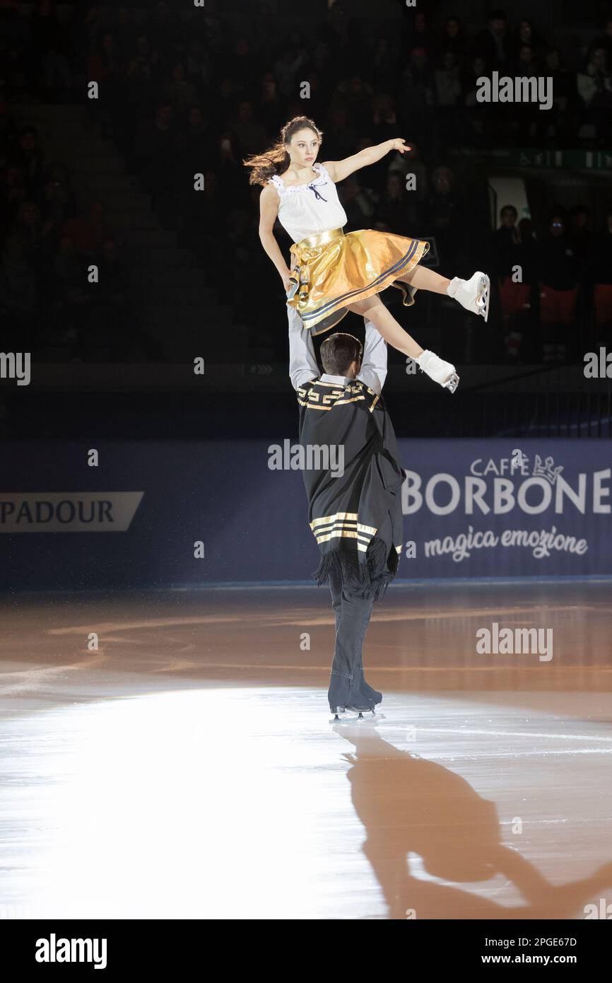 Lucrezia Beccati et Matteo Guarose patientent sur la note musicale du film per un pugno di dollari Banque D'Images