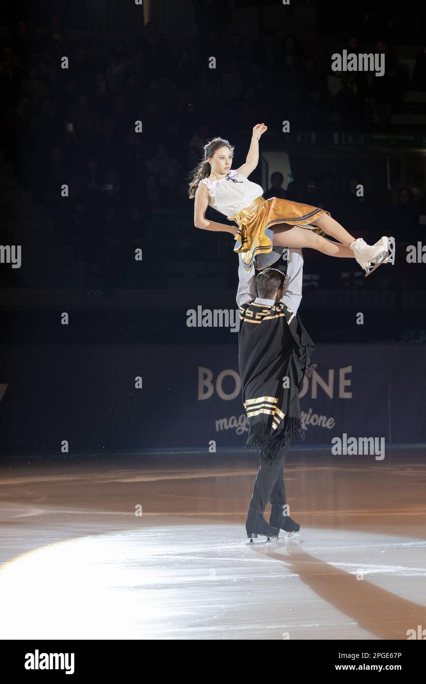 Lucrezia Beccati et Matteo Guarose patientent sur la note musicale du film per un pugno di dollari Banque D'Images