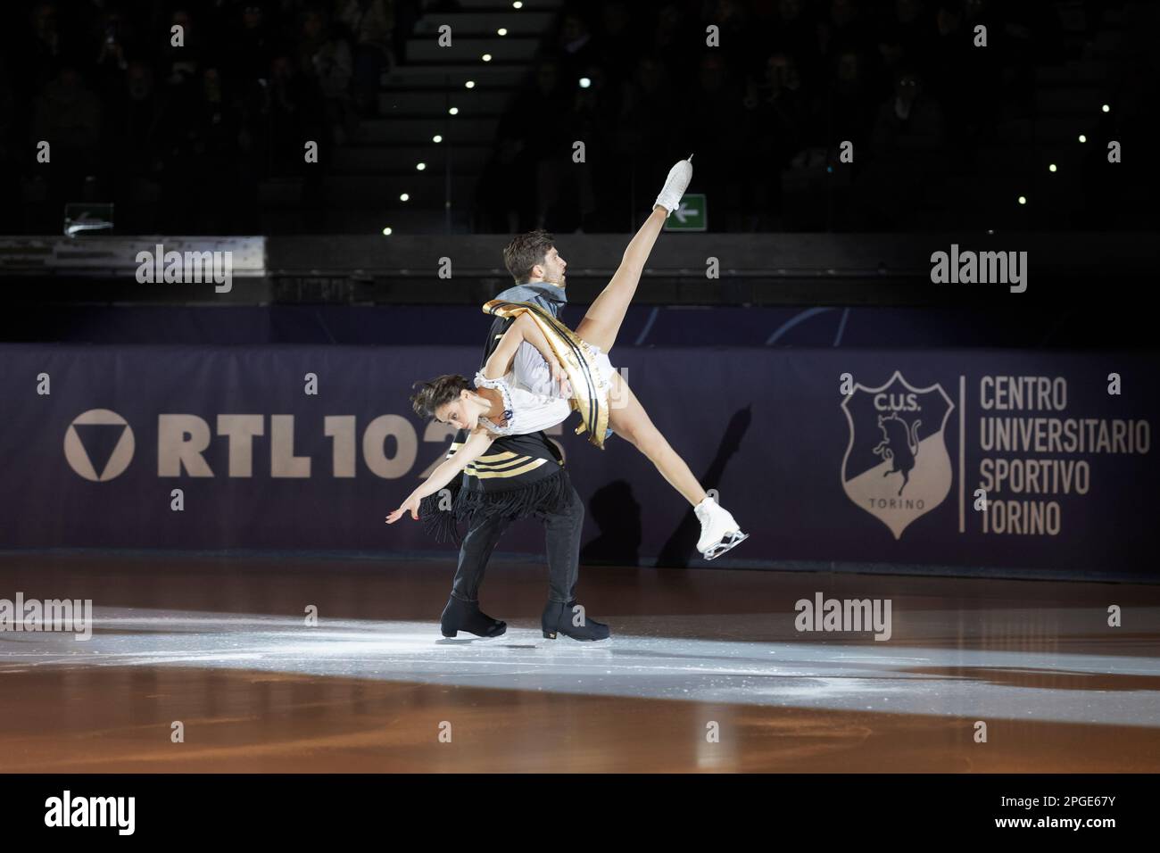 Lucrezia Beccati et Matteo Guarose patientent sur la note musicale du film per un pugno di dollari Banque D'Images