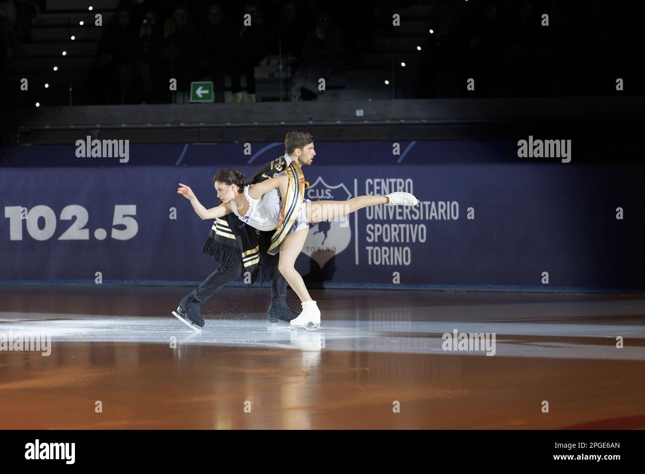 Lucrezia Beccati et Matteo Guarose patientent sur la note musicale du film per un pugno di dollari Banque D'Images