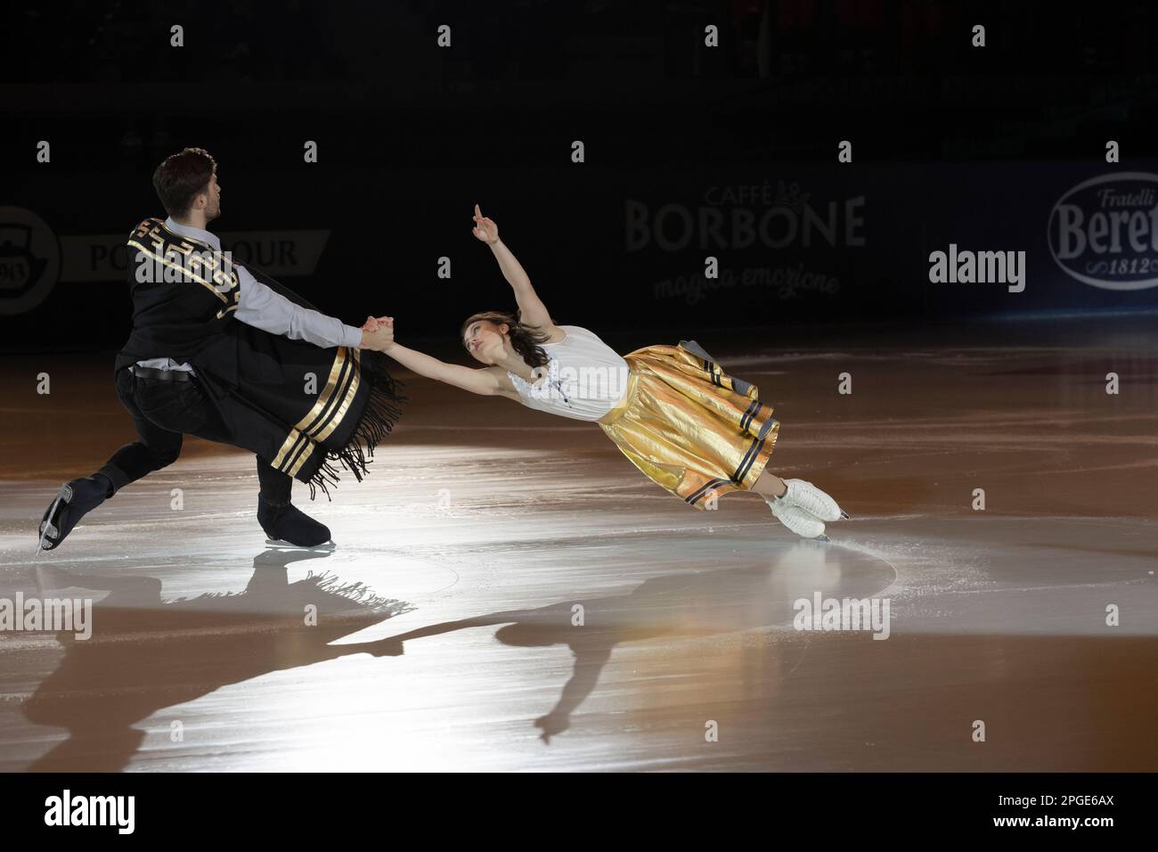 Lucrezia Beccati et Matteo Guarose patientent sur la note musicale du film per un pugno di dollari Banque D'Images