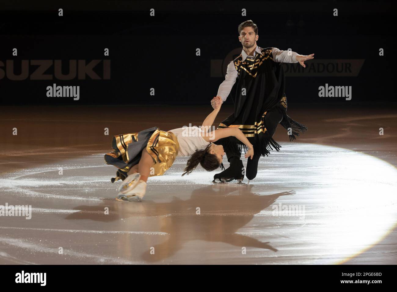 Lucrezia Beccati et Matteo Guarose patientent sur la note musicale du film per un pugno di dollari Banque D'Images