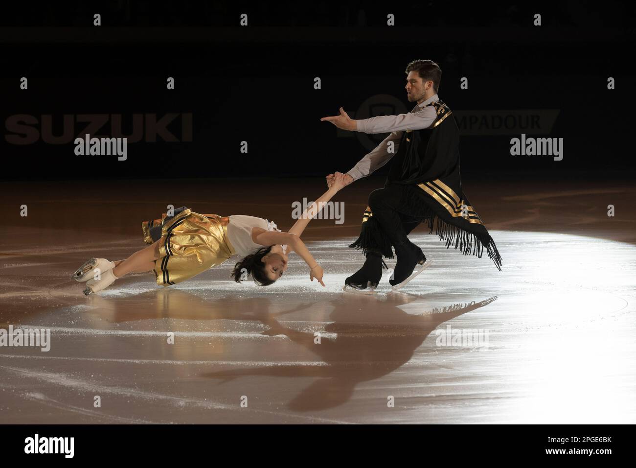Lucrezia Beccati et Matteo Guarose patientent sur la note musicale du film per un pugno di dollari Banque D'Images