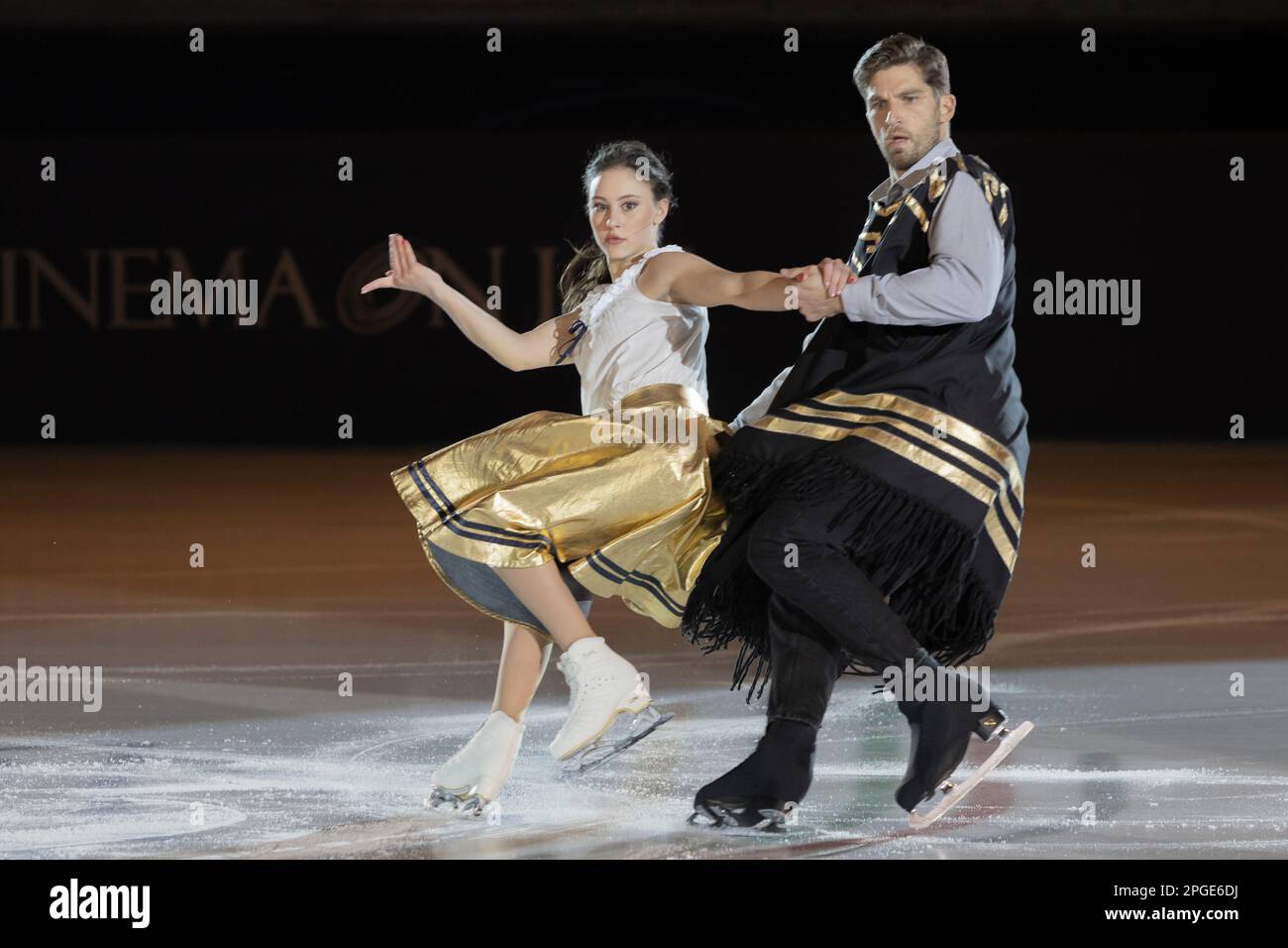 Lucrezia Beccati et Matteo Guarose patientent sur la note musicale du film per un pugno di dollari Banque D'Images