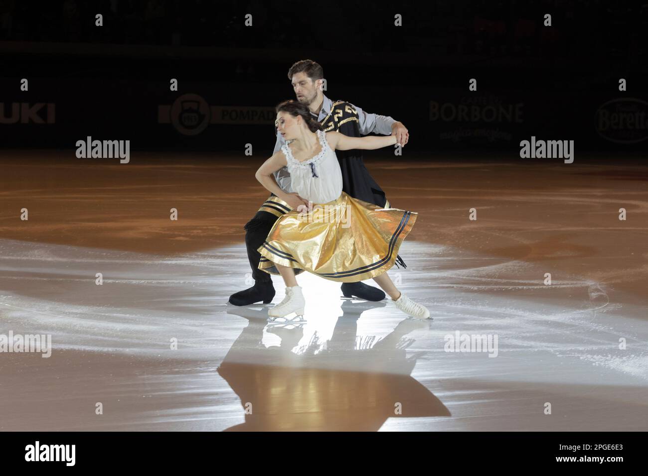 Lucrezia Beccati et Matteo Guarose patientent sur la note musicale du film per un pugno di dollari Banque D'Images