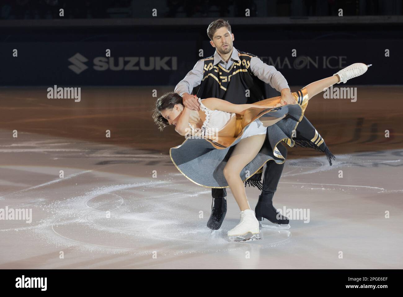 Lucrezia Beccati et Matteo Guarose patientent sur la note musicale du film per un pugno di dollari Banque D'Images