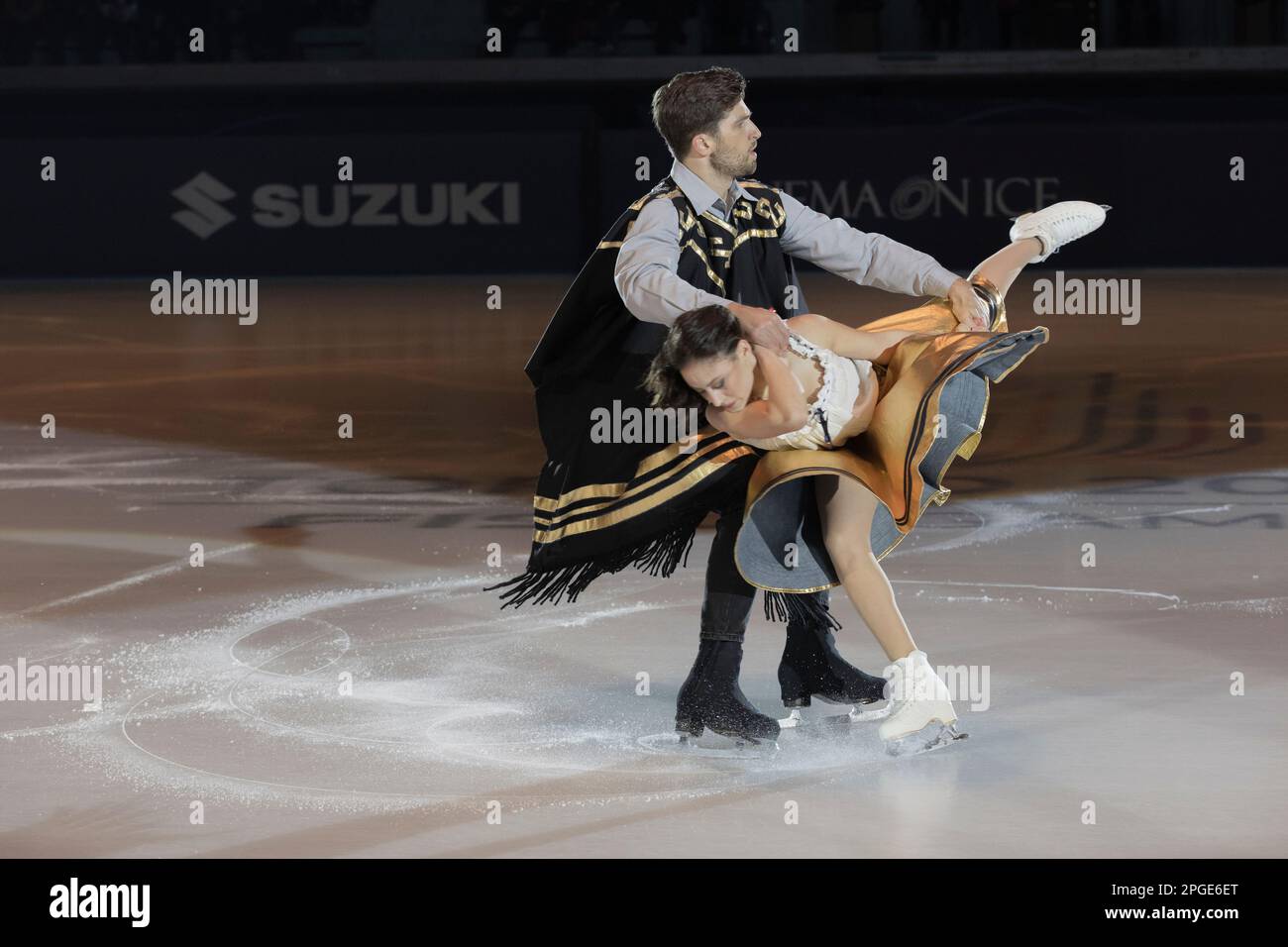 Lucrezia Beccati et Matteo Guarose patientent sur la note musicale du film per un pugno di dollari Banque D'Images