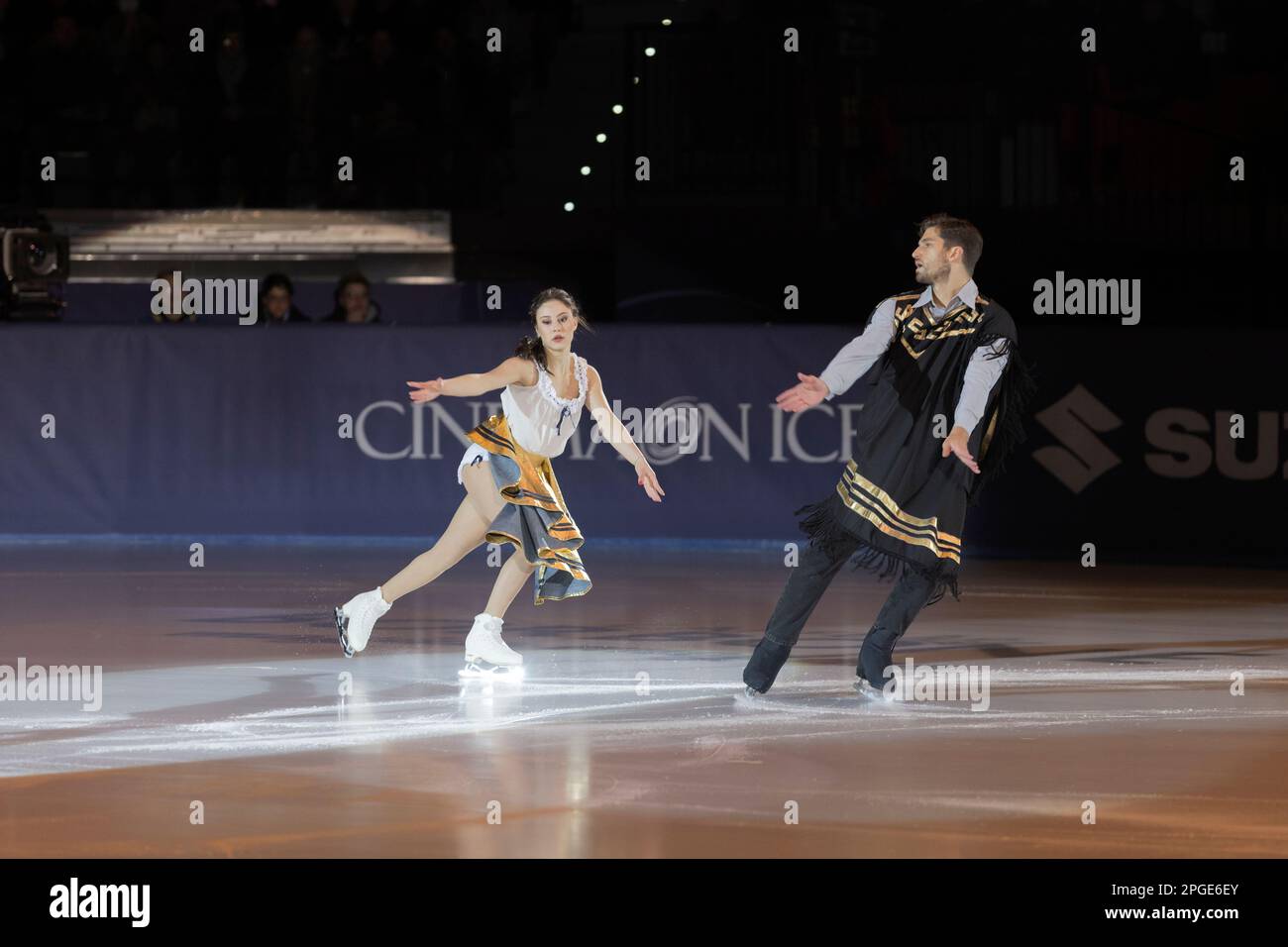 Lucrezia Beccati et Matteo Guarose patientent sur la note musicale du film per un pugno di dollari Banque D'Images