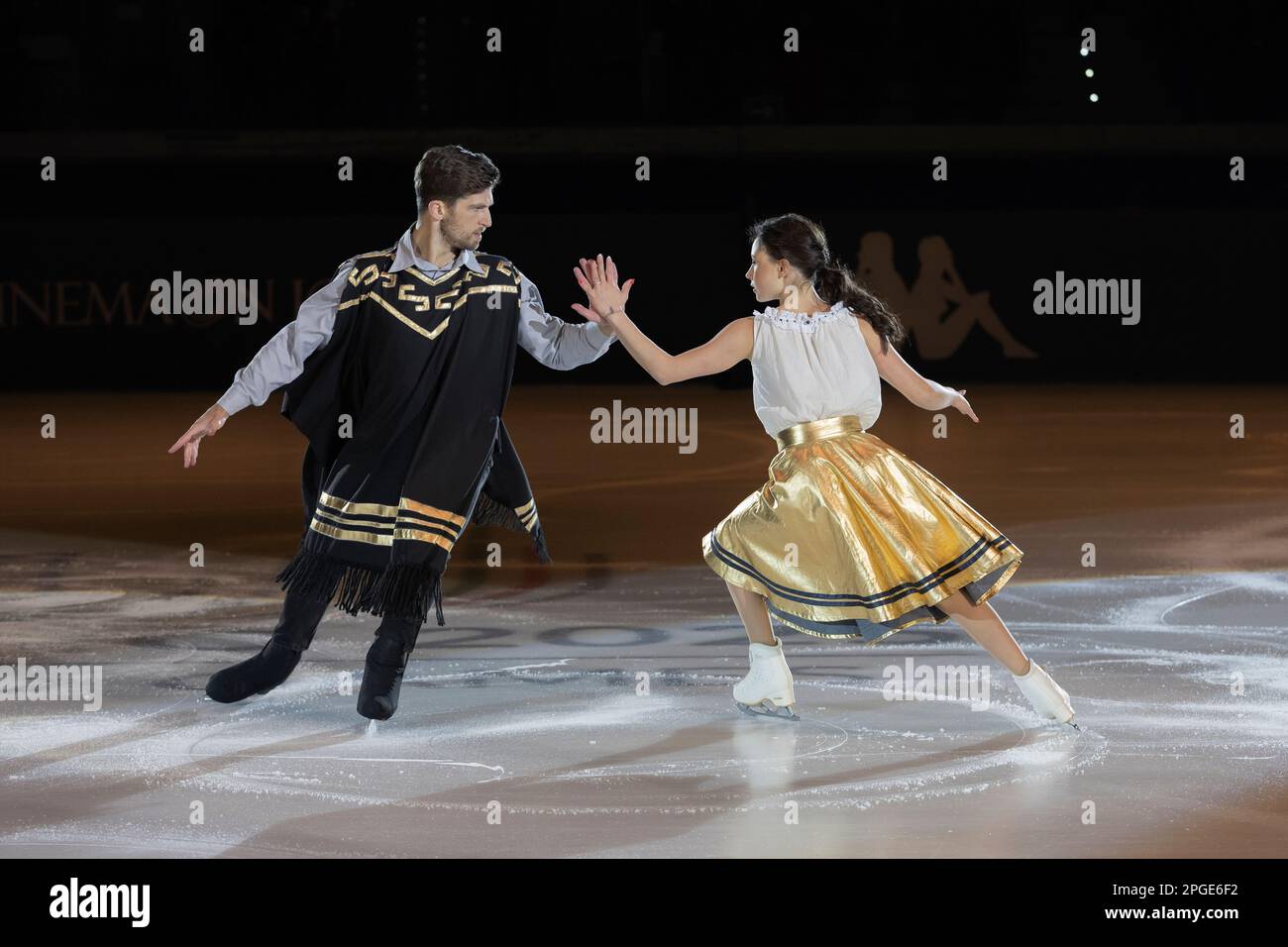 Lucrezia Beccati et Matteo Guarose patientent sur la note musicale du film per un pugno di dollari Banque D'Images