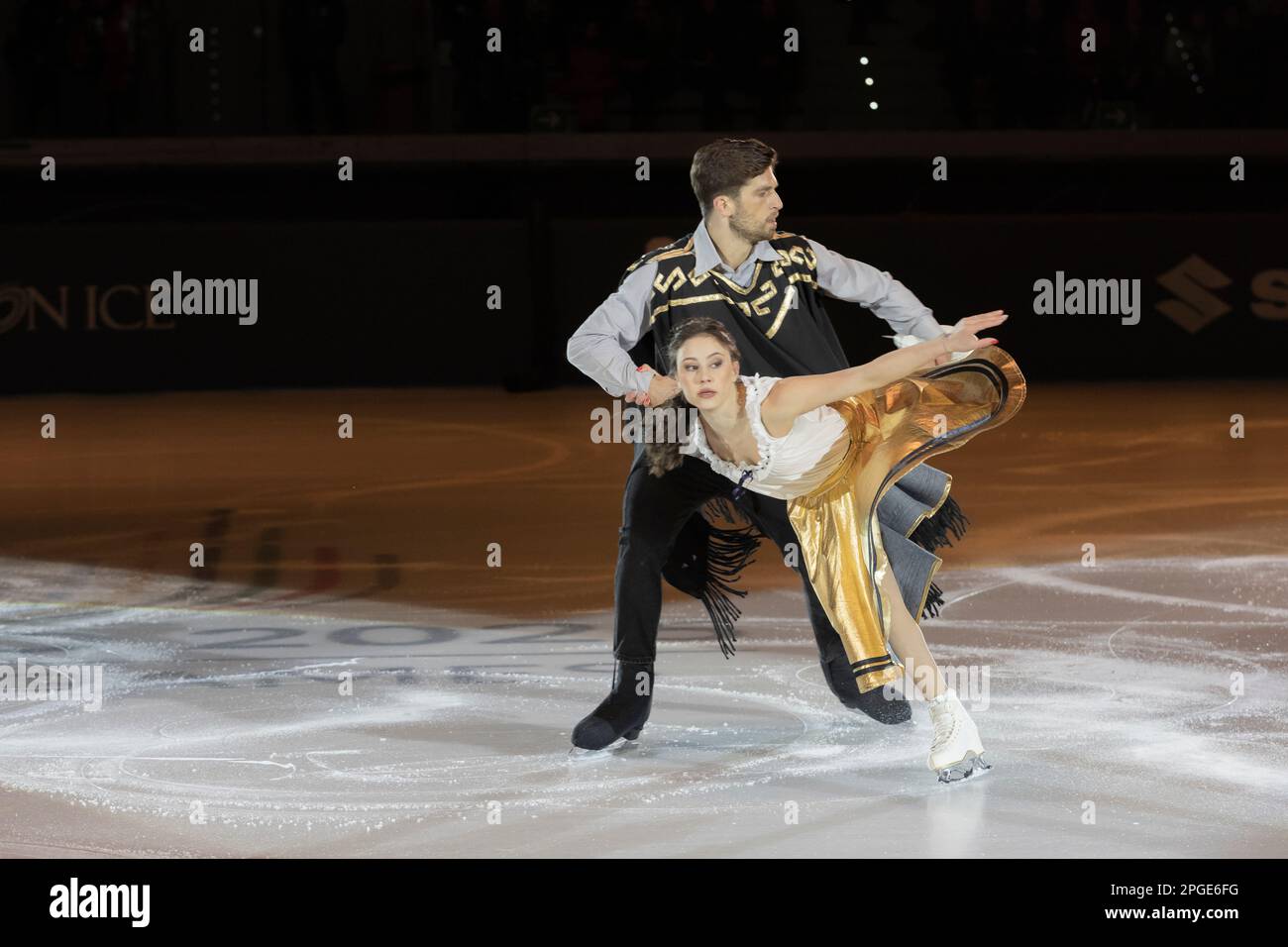 Lucrezia Beccati et Matteo Guarose patientent sur la note musicale du film per un pugno di dollari Banque D'Images