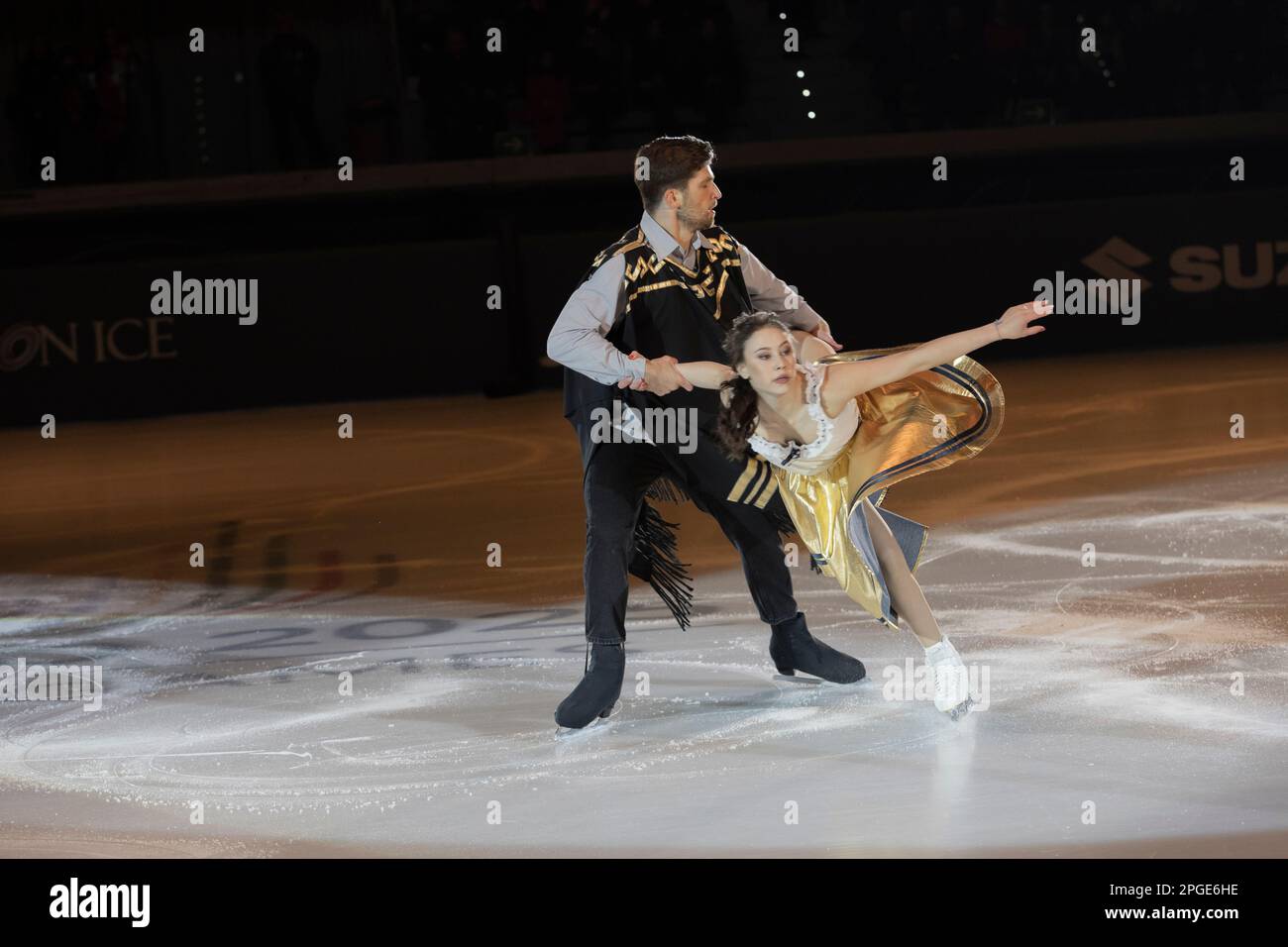 Lucrezia Beccati et Matteo Guarose patientent sur la note musicale du film per un pugno di dollari Banque D'Images