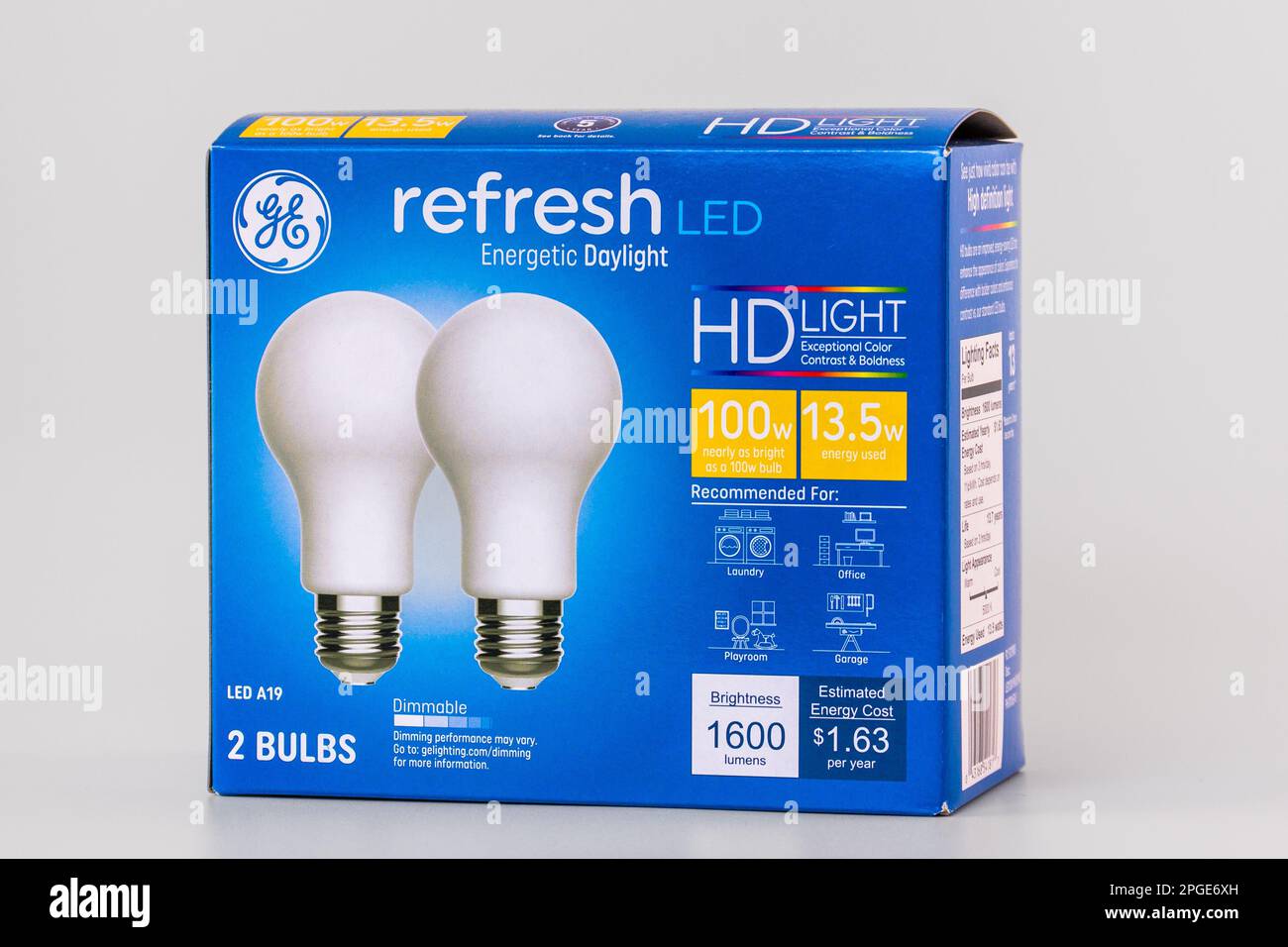 STILLWATER, MN, Etats-Unis - 10 DÉCEMBRE 2022 : ampoules LED General Electric Refresh et logo de marque. Banque D'Images