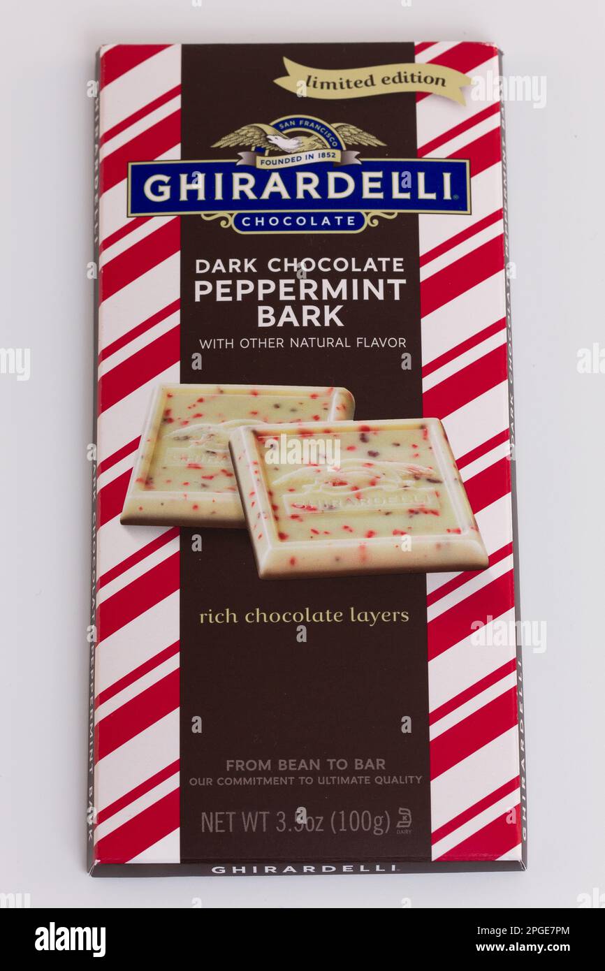 STILLWATER, MN, Etats-Unis - 25 DÉCEMBRE 2022 : barres de bonbons Ghiradelli au chocolat noir et à la menthe poivrée et logo de marque. Banque D'Images