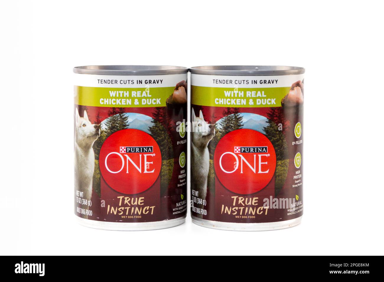 STILLWATER, MN, Etats-Unis - 3 MARS 2023: Purine One True instinct nourriture en conserve pour chiens et logo de marque. Banque D'Images