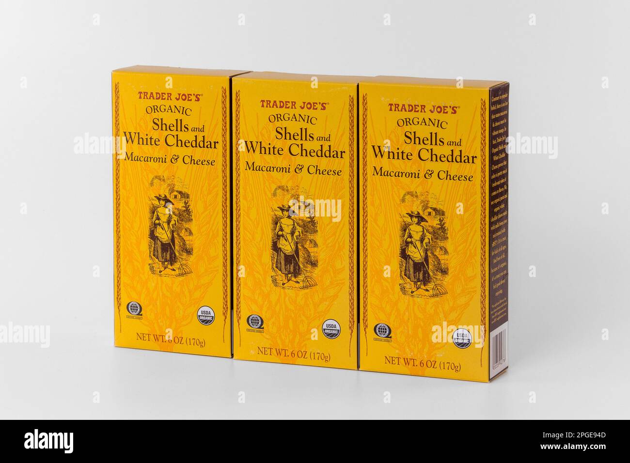 STILLWATER, MN, Etats-Unis - 18 DÉCEMBRE 2022: Trader Joe's Organic Macaroni et fromage conteneurs et logo de marque. Banque D'Images