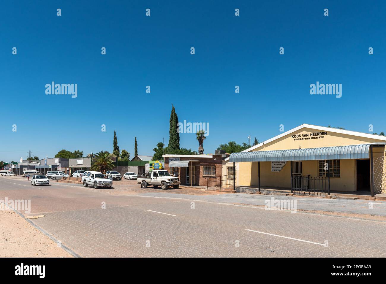 Groblershoop, Afrique du Sud - 24 février 2023 : une scène de rue, avec des entreprises et des véhicules, à Groblershoop, dans la province du Cap Nord Banque D'Images