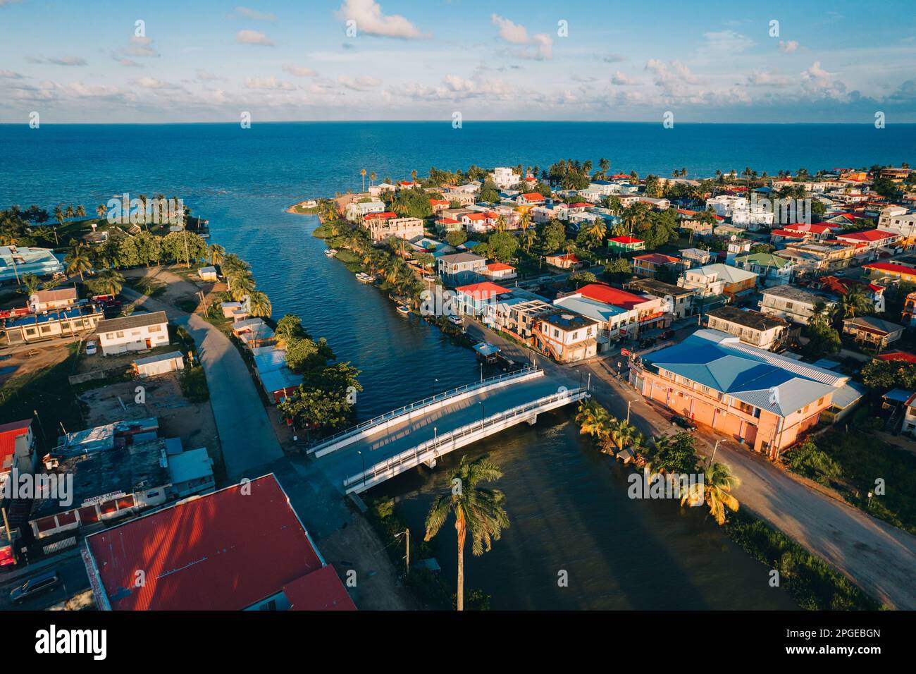 Photos aériennes de la ville côtière de Dangrig dans le district de Stann Creek à Belize. Banque D'Images