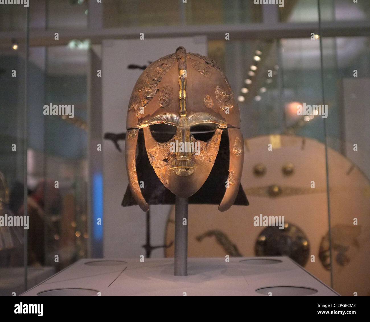 Casque Sutton Hoo, trouvé lors de l'excavation du navire-enterrement de Sutton Hoo en 1939. British Museum, Londres, Royaume-Uni Banque D'Images