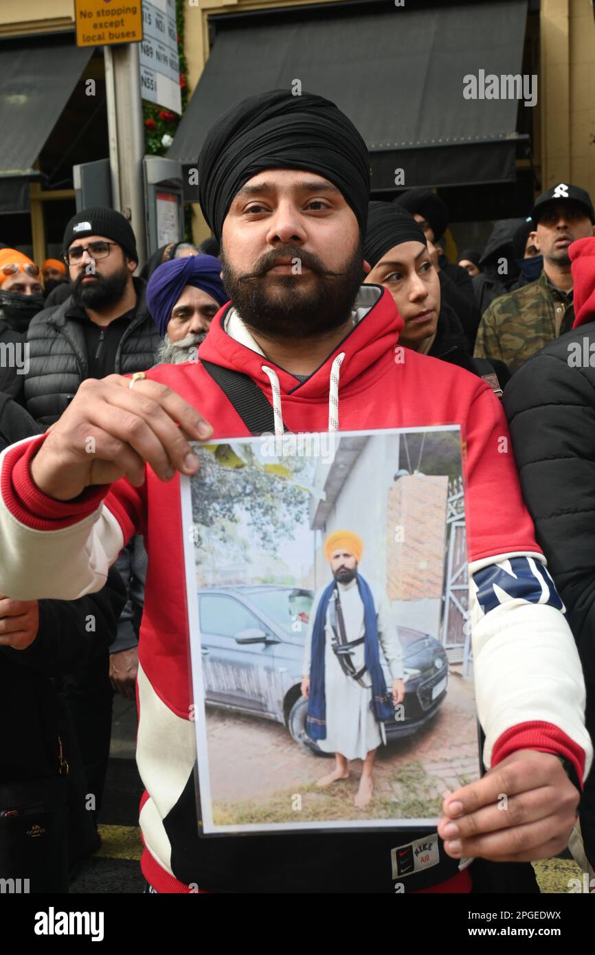 Ambassade de l'Inde, Londres, Royaume-Uni. 22 mars 2023. Les Sikhs et les Panjabans protestent contre le régime de Modi en réponse aux arrestations de masse, aux interdictions de l'Internet à l'échelle de l'État et aux préoccupations relatives à la torture et à la détention arbitraire de plus de Sikhs et de Panjabans. L'Inde est la plus grande violation de la démocratie, des droits de l'homme et de la liberté dans le monde. La démocratie est morte partout dans le monde est violente et oppressant la minorité et le massacre. Partout dans le monde, la démocratie est la forme de corruption la plus violente. Une nation qualifiée de démocratique est la plus grande violation des droits de l'homme et de la liberté. En fait, tout l'ouest, la guerre est créée par des mensonges, de fausses nouvelles et Banque D'Images