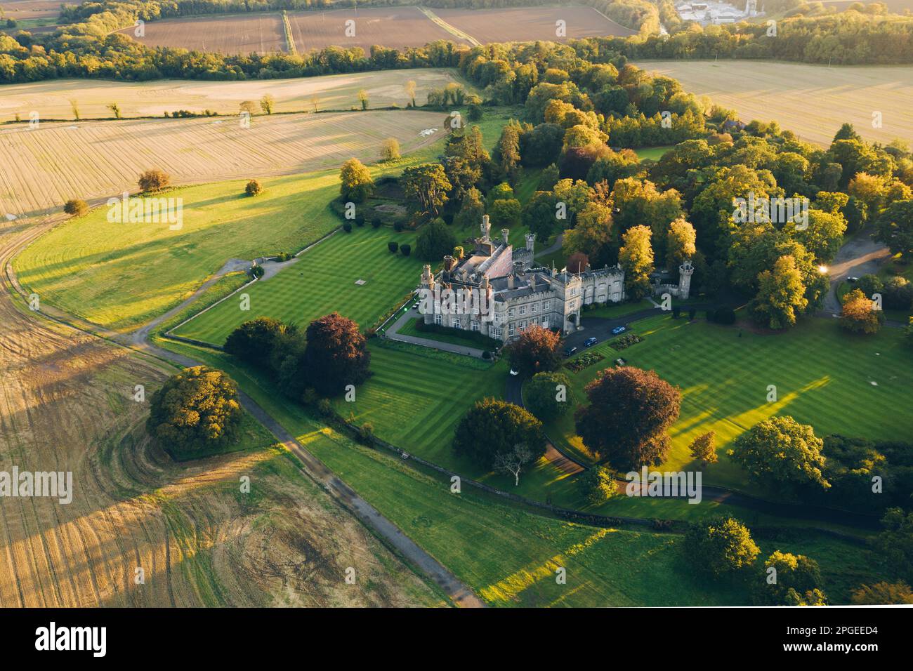 Castleknock, Dublin / Irlande : vue aérienne du Luttrellstown Castle Resort, luxueux hôtel 5 étoiles et lieu de mariage dans 15th-siècle ca Banque D'Images