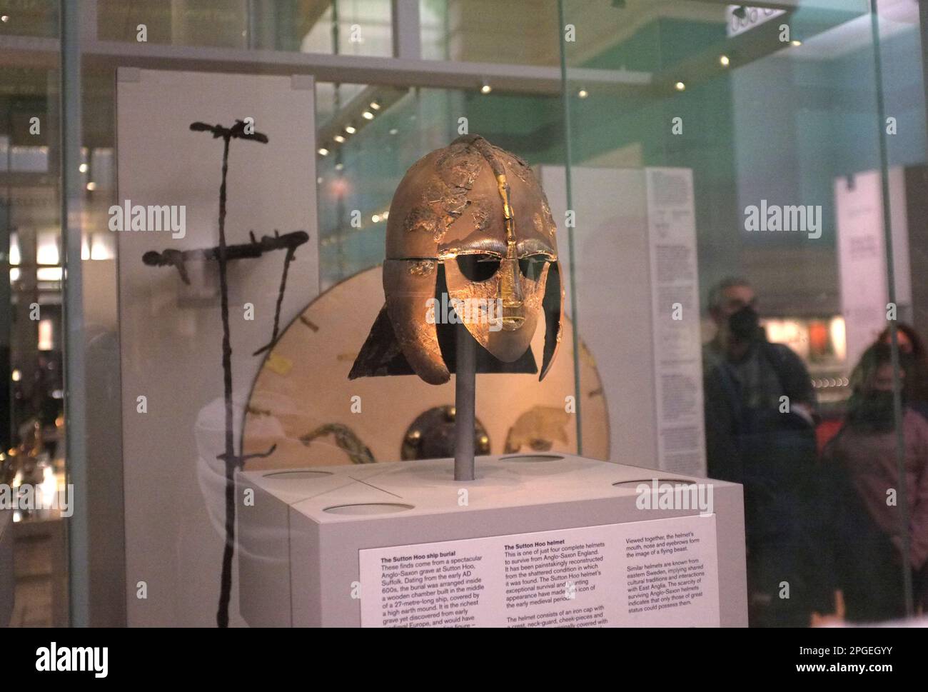 Casque Sutton Hoo, trouvé lors de l'excavation du navire-enterrement de Sutton Hoo en 1939. British Museum, Londres, Royaume-Uni Banque D'Images