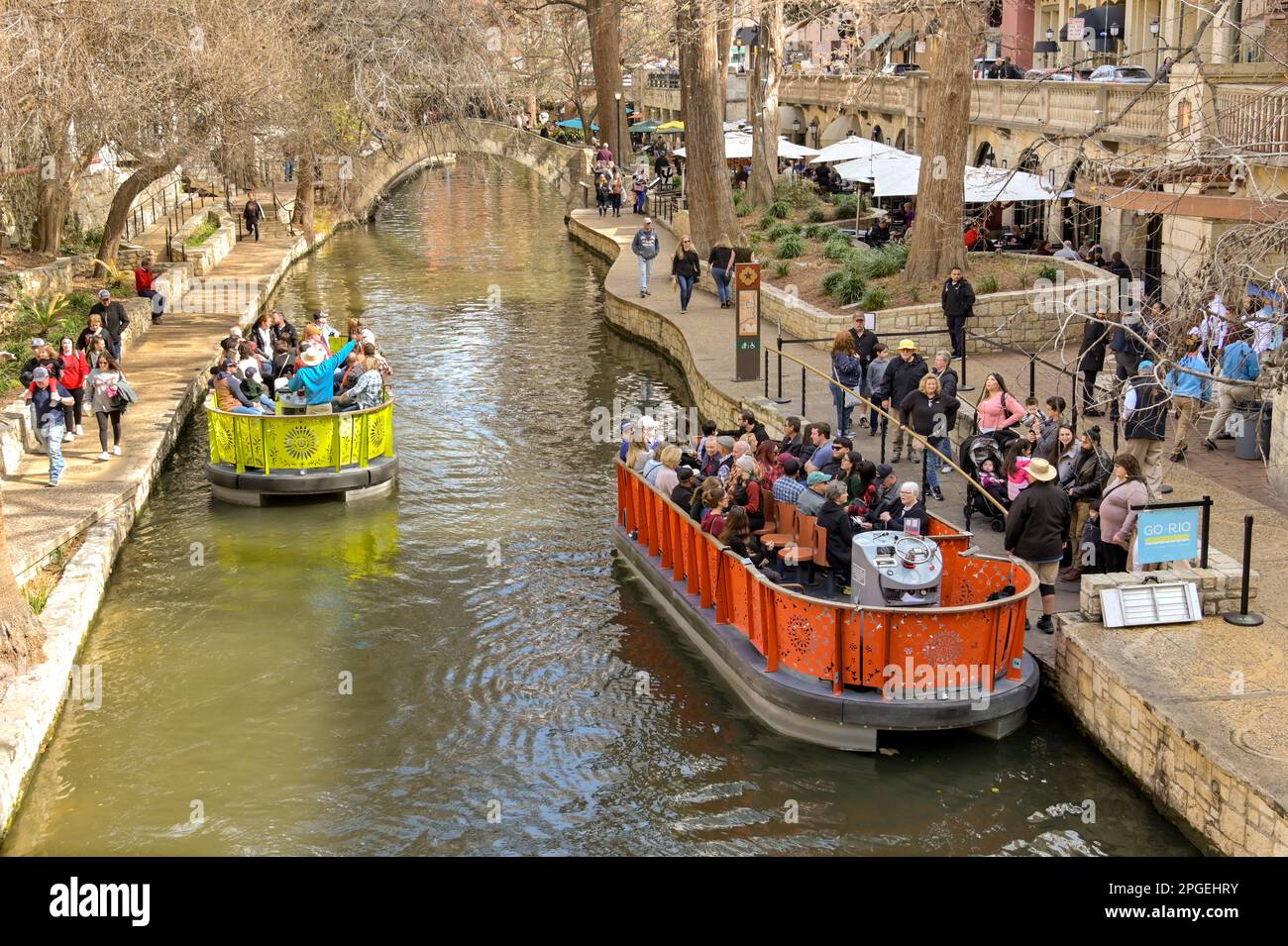 San Antonio, Texas, États-Unis - février 2023 : vue aérienne des visiteurs sur les bateaux qui naviguent le long de la Riverwalk à travers le centre-ville Banque D'Images