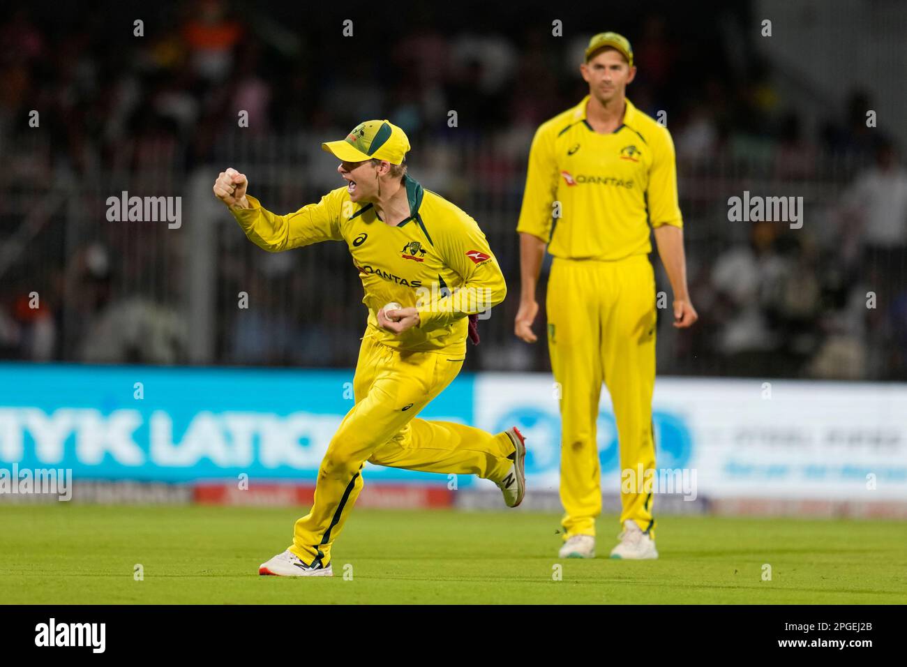 Australia's captain Steven Smith, left, celebrates after taking the catch to dismiss India's Hardik Pandya during the third and last one day international cricket match between India and Australia in Chennai, India, Wednesday, March 22, 2023. (AP Photo/Aijaz Rahi) Banque D'Images