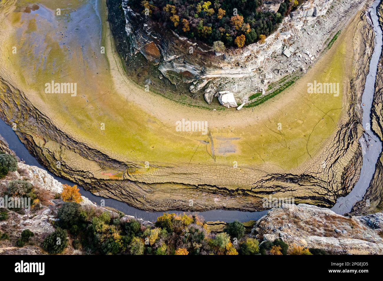 (NOTE DE L'ÉDITEUR :image prise avec un drone)la rivière Ter presque complètement sèche, en raison de la sécheresse qui frappe la Catalogne. Selon l'AEMET (Agence météorologique d'État) 2022 a été l'année la plus chaude en Espagne depuis que les dossiers ont été établis (1961) et est, en même temps, le troisième plus sec: Jusqu'en septembre, a été enregistré une pluviométrie moyenne de 473 litres par mètre carré, ce qui est 26% inférieur à la valeur normale (635 litres par mètre carré). Les réservoirs d'eau de la Catalogne représentent aujourd'hui environ 30 % de la capacité en eau et cette situation affecte gravement l'environnement, le biodiv Banque D'Images