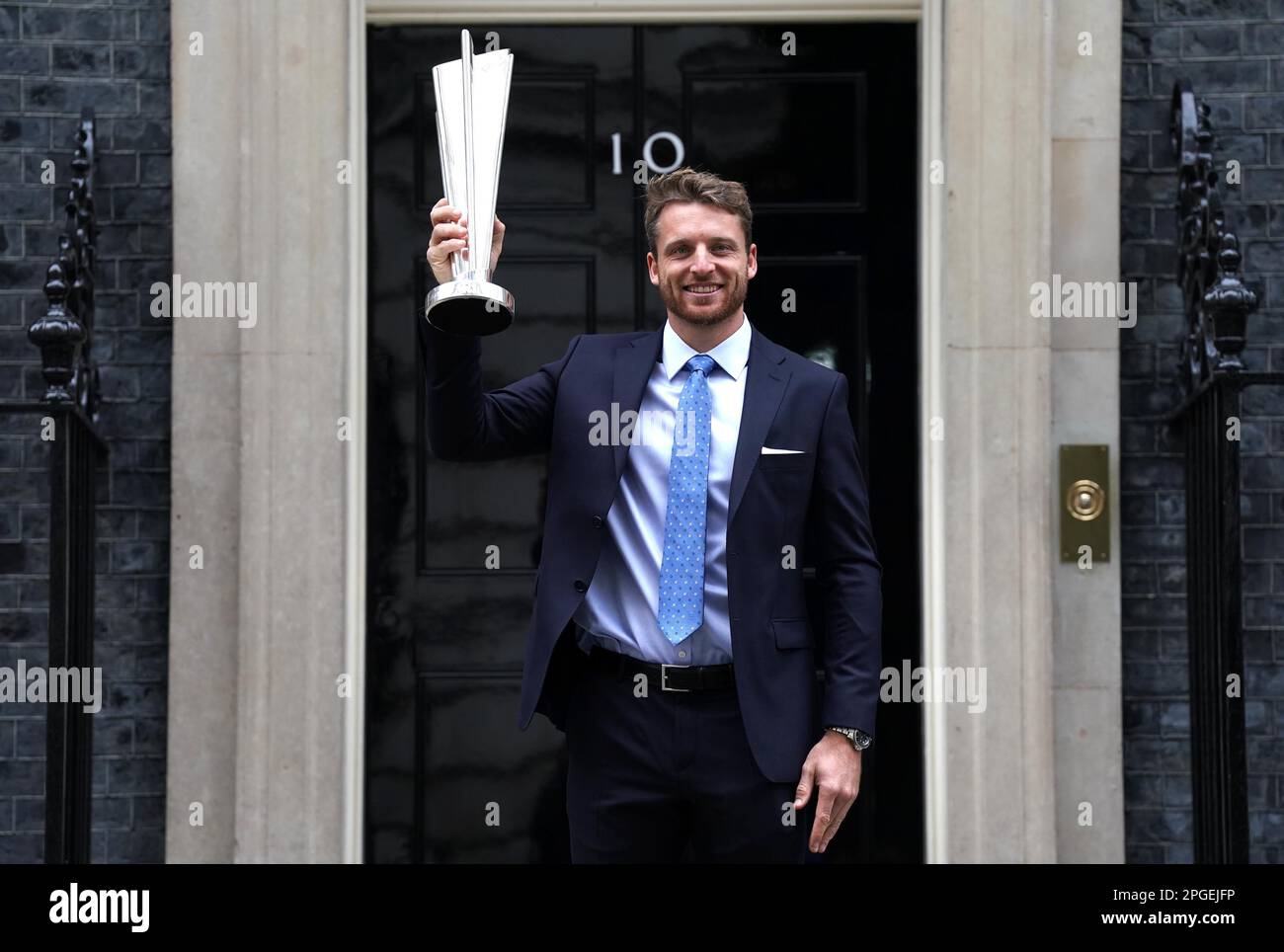 Le capitaine Jos Buttler arrive à Downing Street, à Londres, en prévision d'une réception avec des membres de l'équipe de l'équipe de cricket gagnante de la coupe du monde d'Angleterre T20 et le Premier ministre Rishi Sunak. Date de la photo: Mercredi 22 mars 2023. Banque D'Images