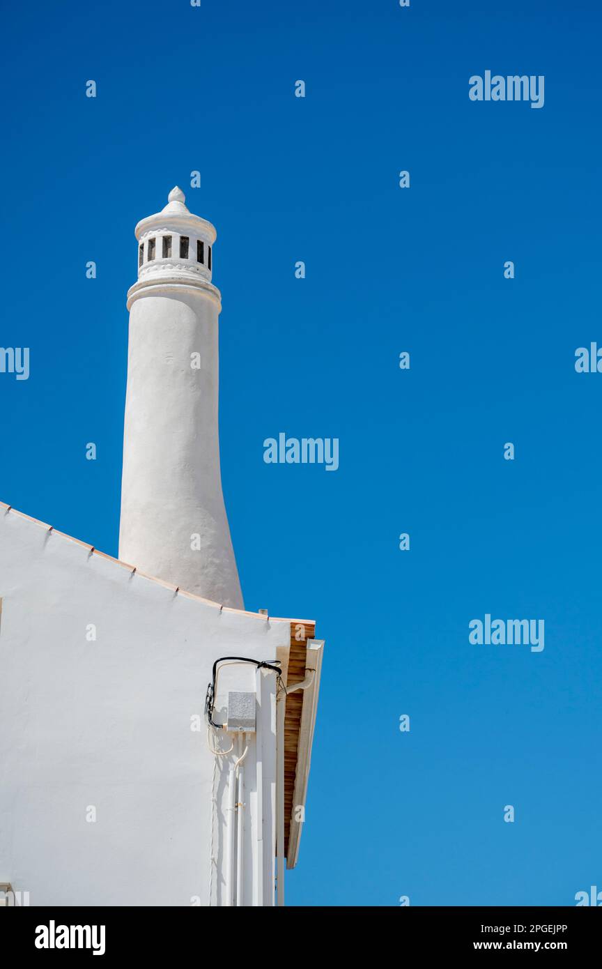 Une maison blanche avec une grande cheminée à Praia de Luz Algarve Portugal Banque D'Images