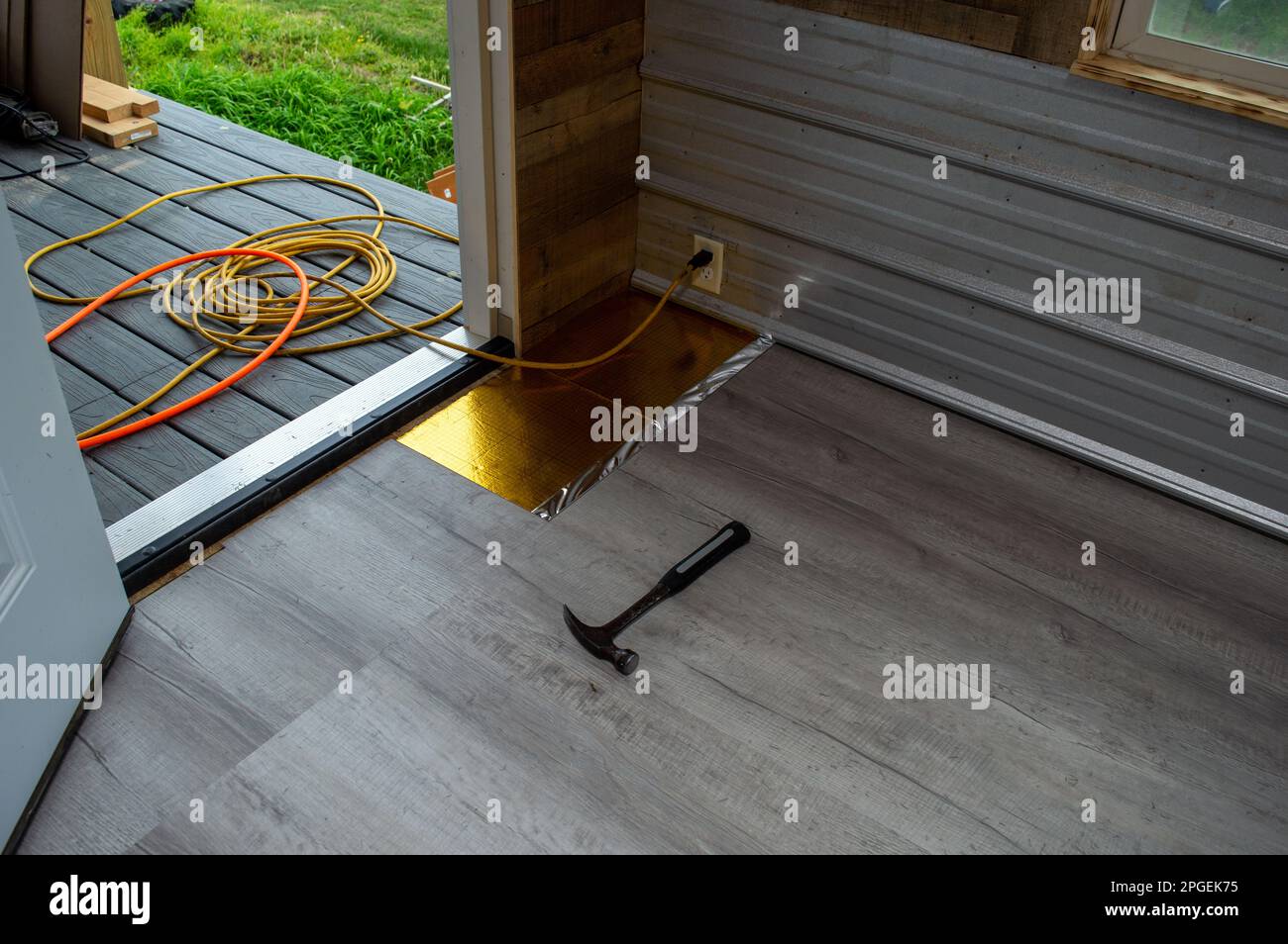 Ce faire vous-même le projet de plancher est presque complet. Il ne reste plus qu'un coin de sol stratifié pour finir dans cette nouvelle chambre rustique. Banque D'Images