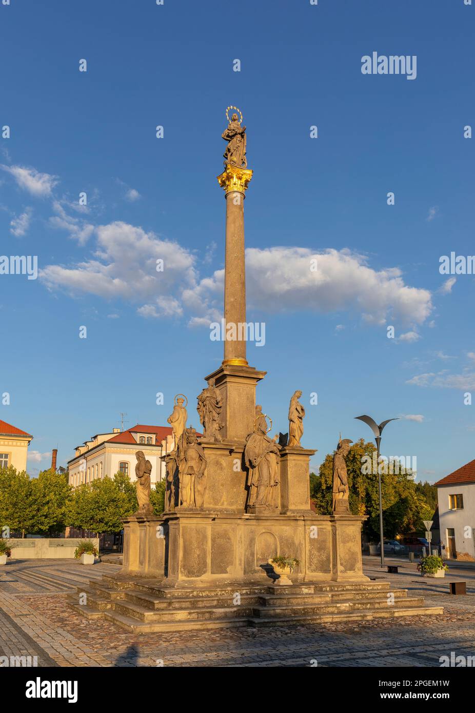 STRIBRO, RÉPUBLIQUE TCHÈQUE, EUROPE - colonne Marian, place Masarykovo dans le centre-ville de Stribro. La base dispose de 13 sculptures de saints (patrons de la peste). Banque D'Images