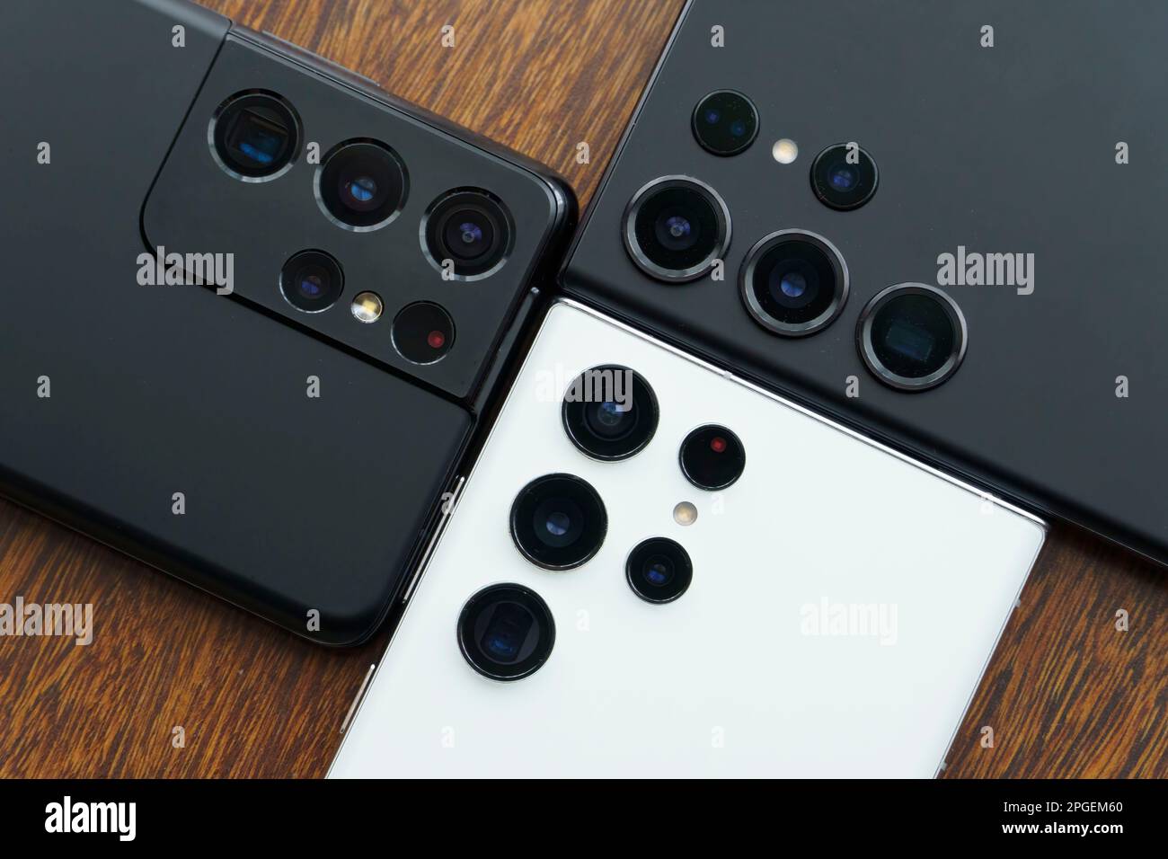 Gros plan sur les objectifs ultra-larges, normaux et téléobjectifs de trois smartphones Samsung Galaxy phares : S21 Ultra, S22 Ultra et S23 Ultra Banque D'Images