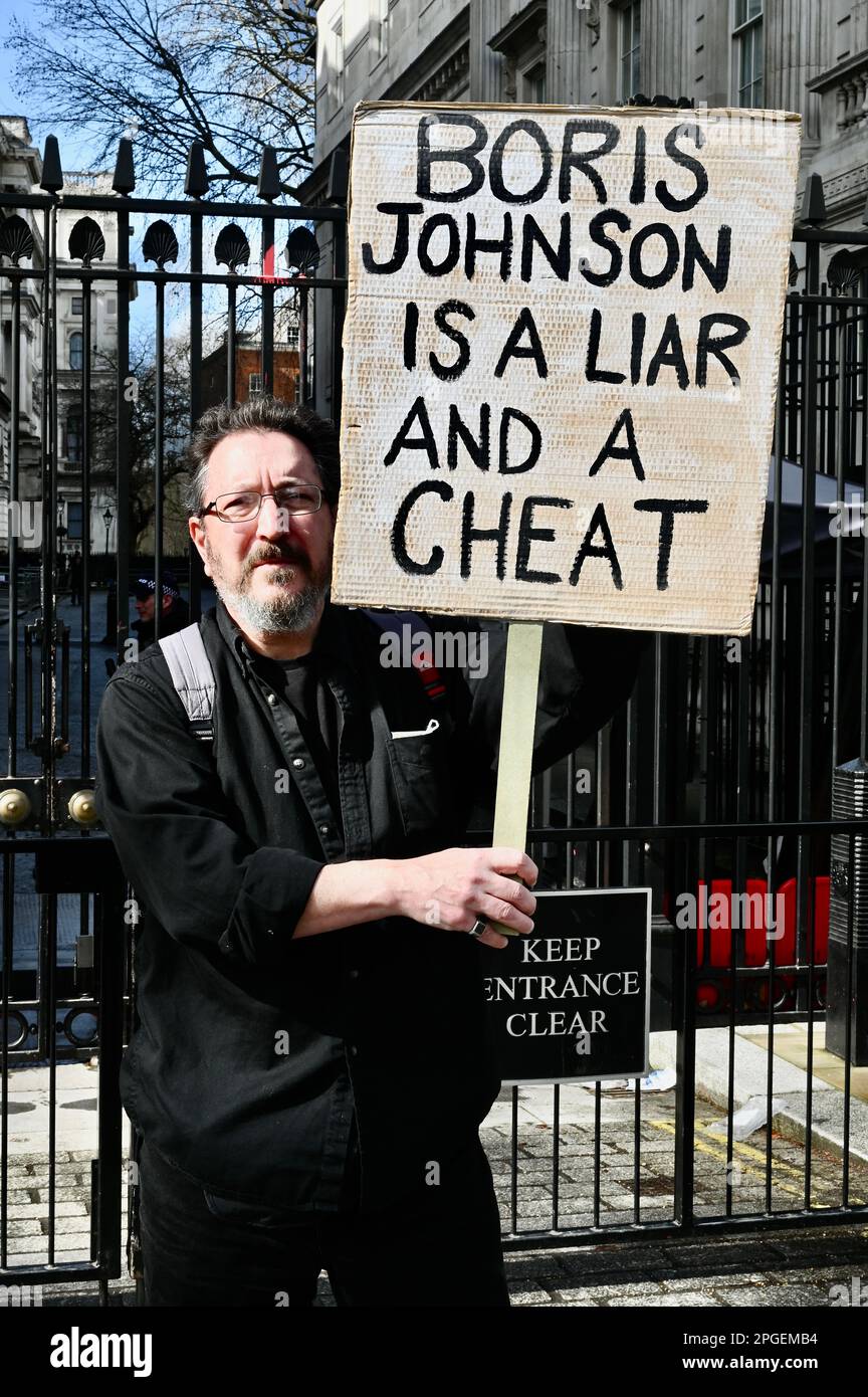 Londres, Royaume-Uni. Des manifestants anti Boris Johnson ont manifesté à Whitehall tandis que l'ex-Premier ministre était confronté à un comité de députés qui l'ont interrogé sur la question de savoir s'il avait intentionnellement induit en erreur le Parlement au sujet des parties au confinement. Crédit : michael melia/Alay Live News Banque D'Images