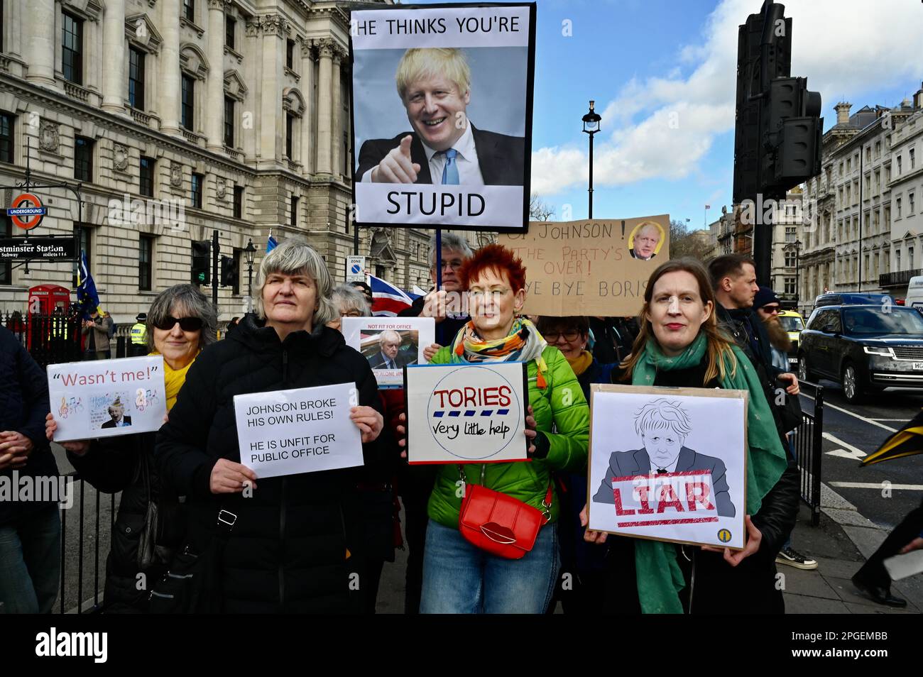 Londres, Royaume-Uni. Des manifestants anti Boris Johnson ont manifesté à Whitehall tandis que l'ex-Premier ministre était confronté à un comité de députés qui l'ont interrogé sur la question de savoir s'il avait intentionnellement induit en erreur le Parlement au sujet des parties au confinement. Crédit : michael melia/Alay Live News Banque D'Images