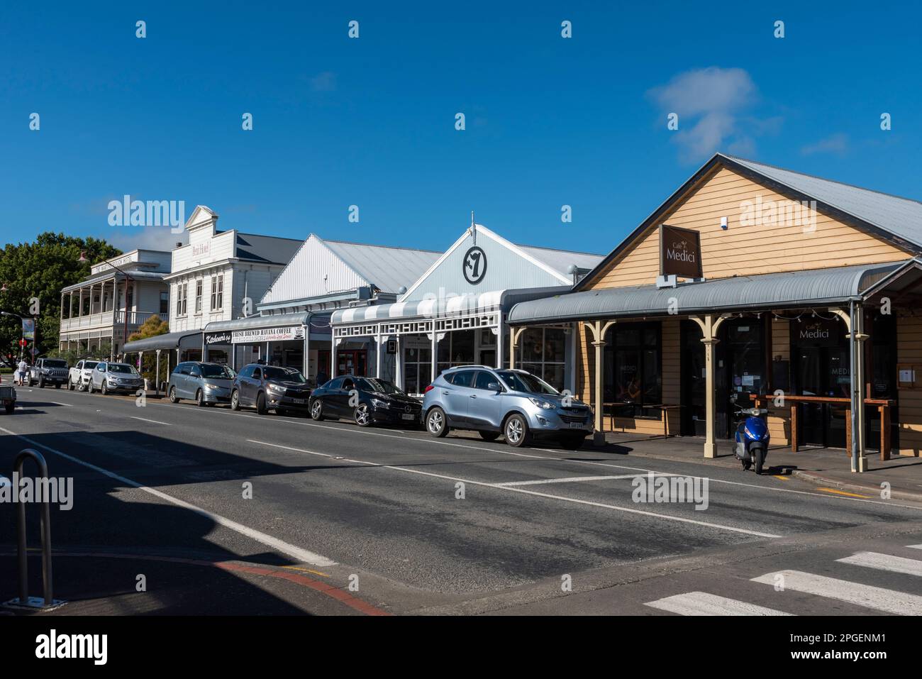 Kitchener Street, à Martinborough, une ville du district de South Wairarapa, dans la région de Wellington, en Nouvelle-Zélande. Magasins, magasins et hôtels Banque D'Images