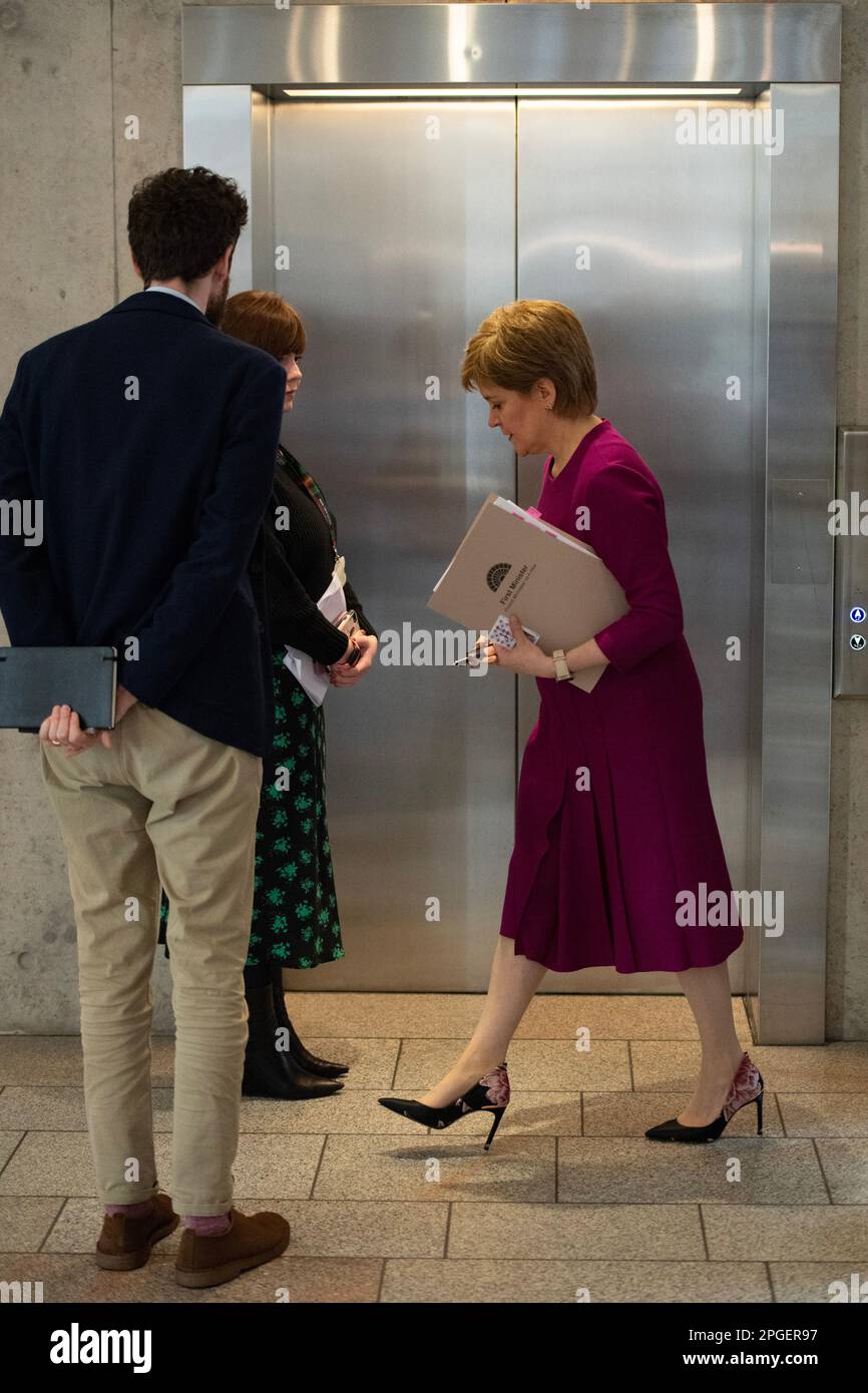 Édimbourg, Écosse, Royaume-Uni. 22 mars 2023.PHOTO : Nicola Sturgeon MSP, Premier ministre d'Écosse et chef du Parti national écossais (SNP). Pratiques historiques d'adoption : des excuses officielles. Le premier ministre Nicola Sturgeon a présenté des excuses officielles à ceux qui sont touchés par des pratiques d'adoption historiques «cruelles». Plusieurs milliers de femmes - pour la plupart jeunes et non mariées - ont été forcées de renoncer à leur bébé pour adoption jusqu'à la fin de 1970s. Le premier ministre a déclaré que les adoptions forcées étaient «injustes et profondément fausses». Crédit : Colin D Fisher/CDFIMAGES.COM Banque D'Images