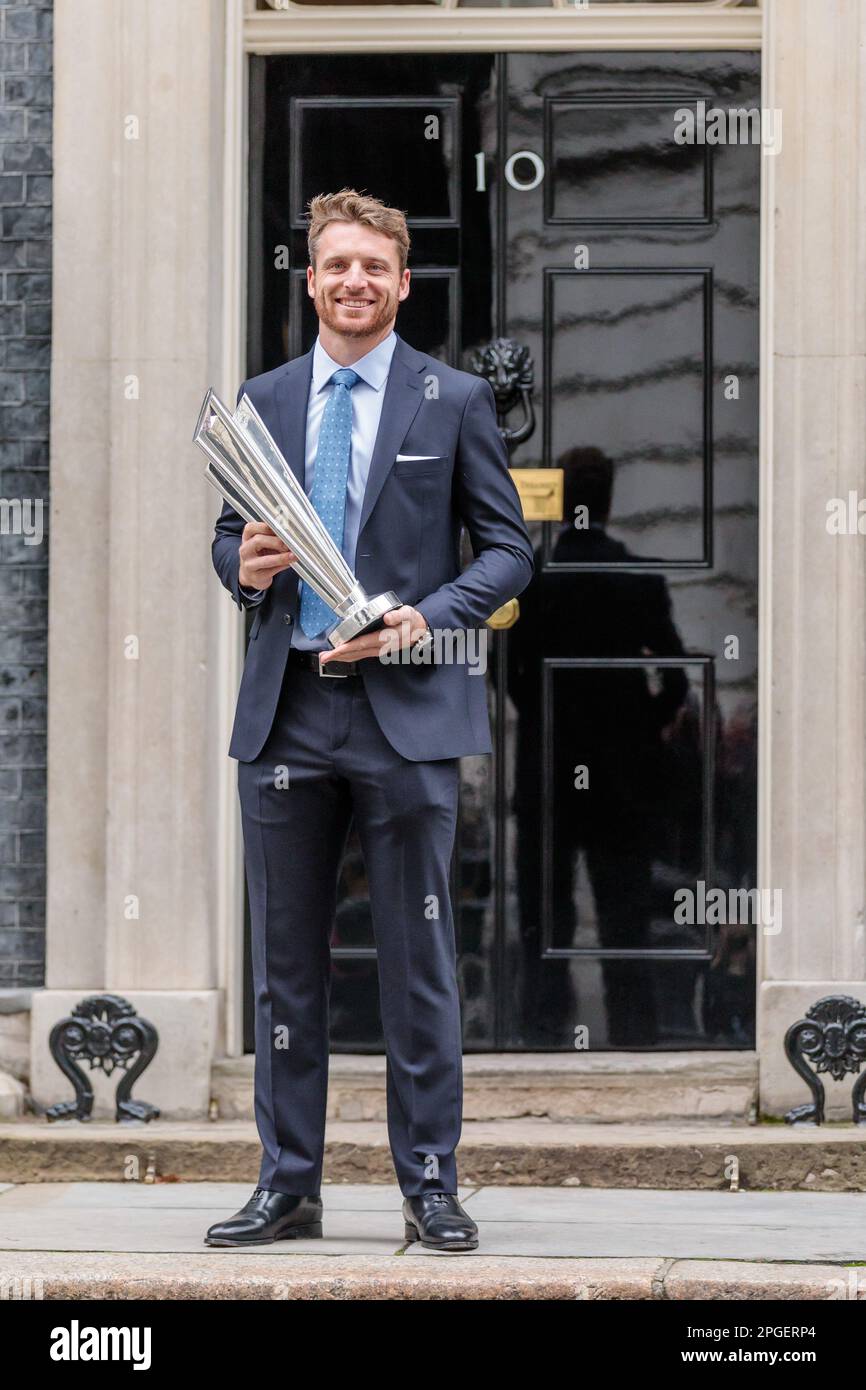 Downing Street, Londres, Royaume-Uni. 22nd mars 2023. Jos Buttler et l'équipe de cricket de l'Angleterre posent pour des photos à la suite d'une réception en 10 Downing Street pour célébrer la victoire de la coupe du monde T20. Ils étaient accompagnés de jeunes joueurs et d'autres représentants du Cricket d'Angleterre. Photo par Amanda Rose/Alamy Live News Banque D'Images