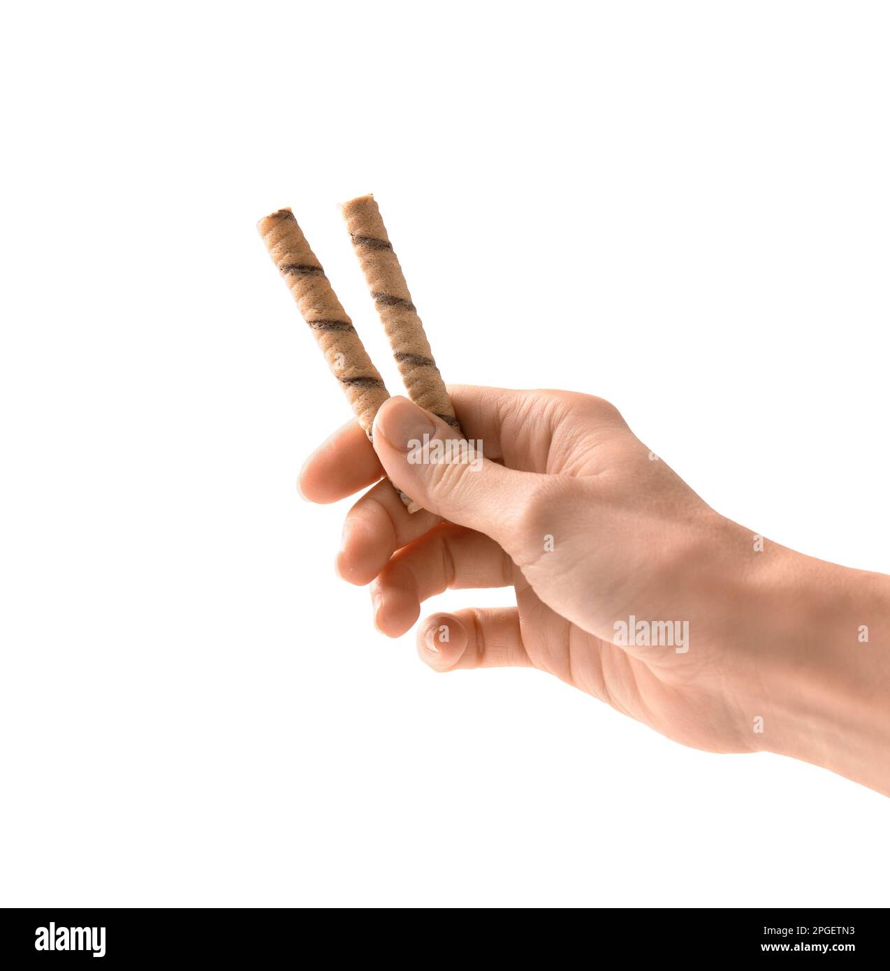 Rouleaux de cachets en mains sur isolation. La fille tient des gaufres croustillantes dans ses mains sur un fond blanc gros plan. Dessert croustillant avec garniture au chocolat. W Banque D'Images